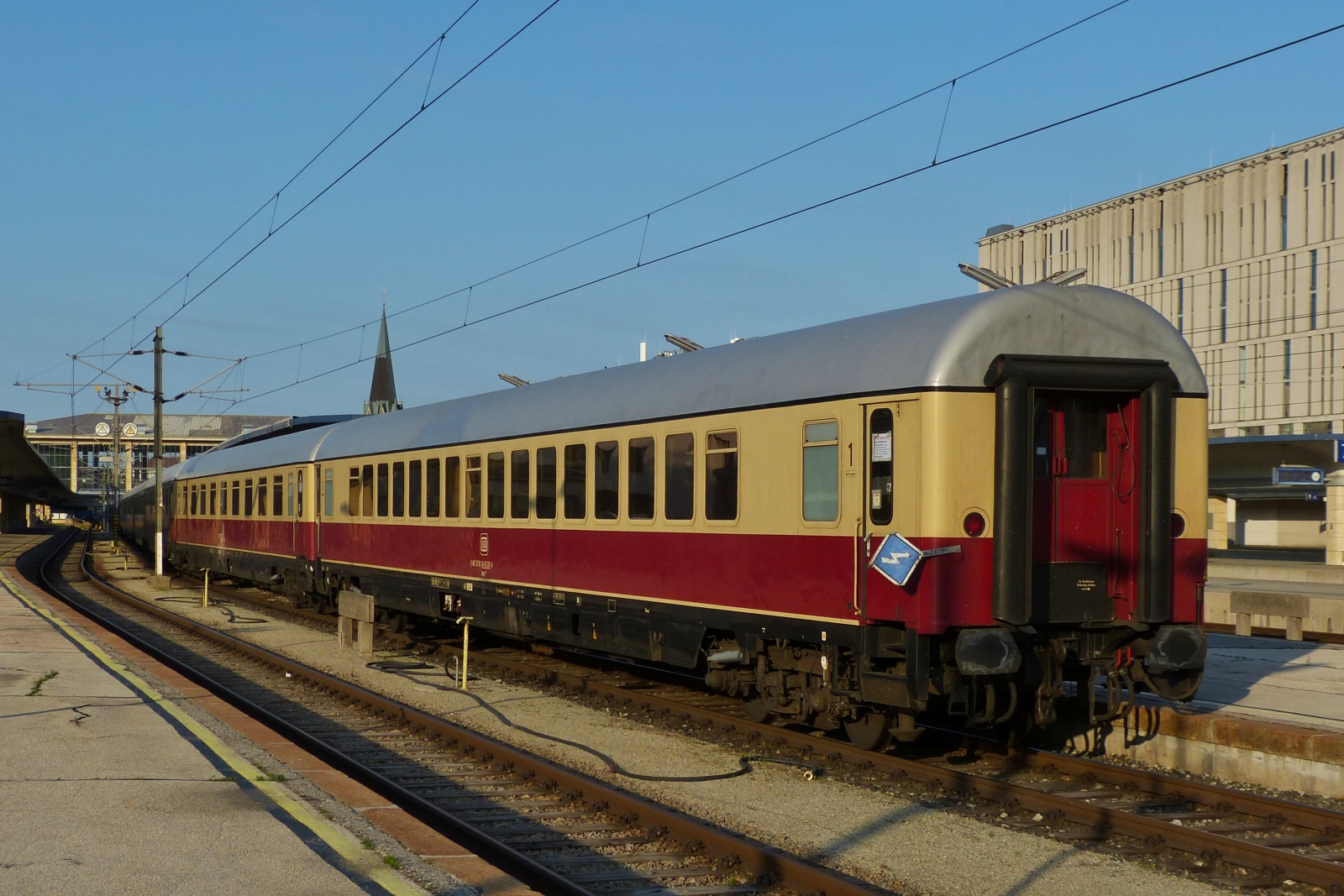Am Abend des 03.06.2023 stand für mich überraschend eine Wagenreihung des Rheingoldexpress ohne Lok im Westbahnhof in Wien am Bahnsteig abgestellt. Der erste Wagen trägt die Nr. D-AKE 56 80 18-95-001-0.
