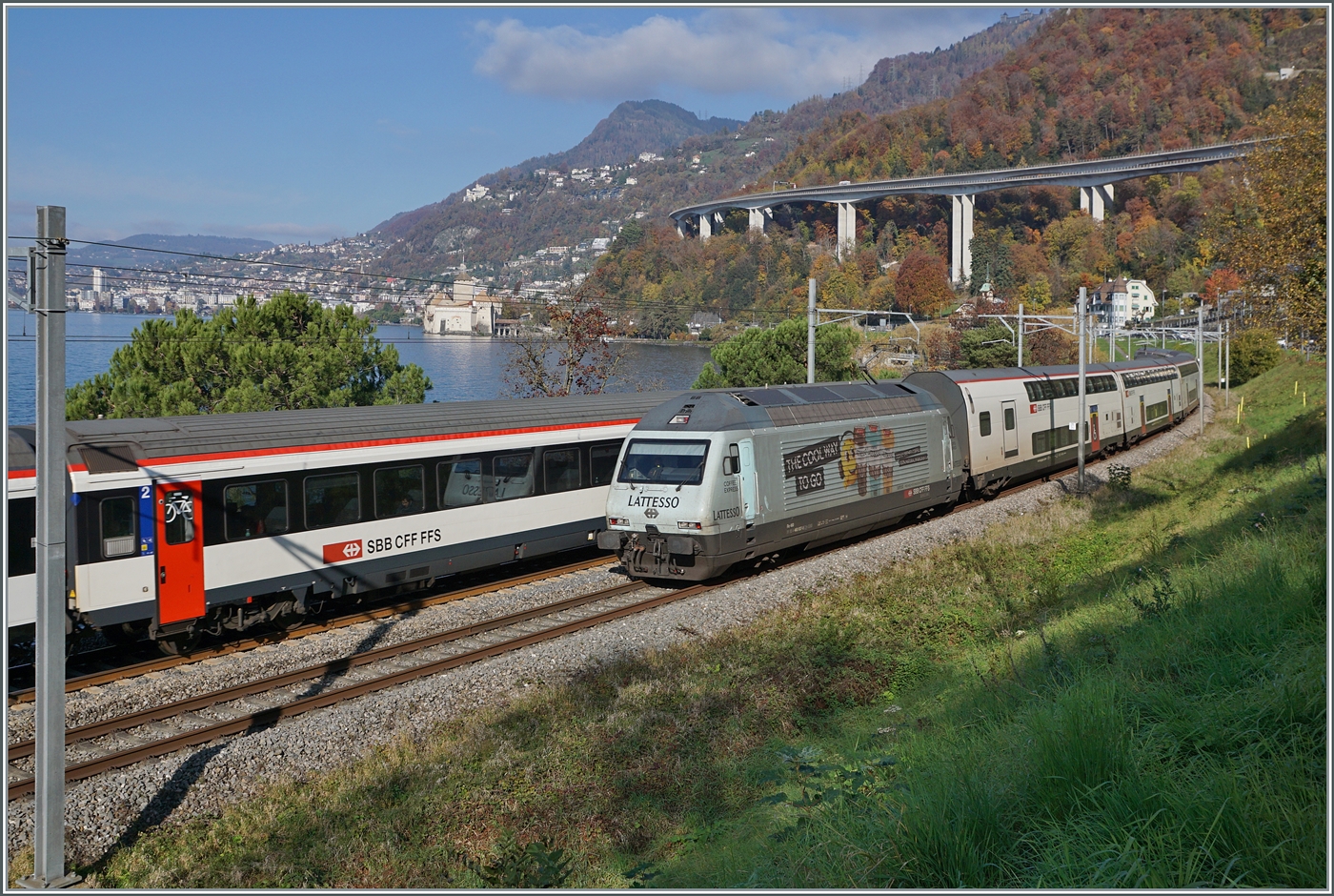 An anderer Stelle bei Tageslicht betrachtet, könnte der SBB Re 460 037  Lattesso  doch eine Reinigung nicht schaden. 
Die Re 460 037 ist mit ihrem IR 90 Kurz vor Villeneuve auf dem Weg nach Brig.

14. November 2024 