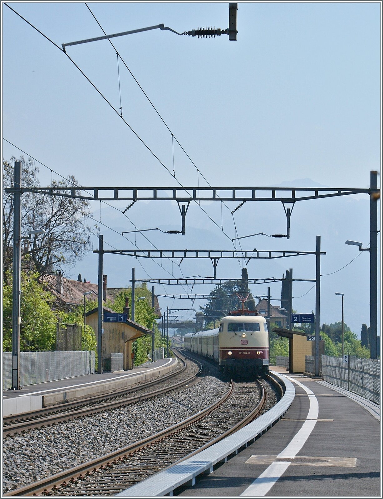 Angenehm  überrascht wurde beim Warten in St-Saphorin der wunderschönen 103 184-8 die mit einem  TEE  Zug in Richtung Lausanne fuhr. Leider war die DB 103 184- nur wenige Jahre mit TEE-Sonderzügen in der Schweiz unterwegs. 

26. April 2011