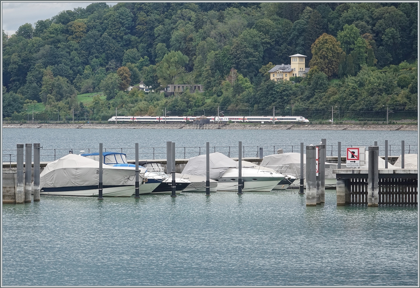 Auf unserer Schifffahrt von Bregenz nach Konstanz gab es gleich zu Beginn zwei Bahnmotive aus der Ferne: Bei Bregenz ist ein SBB RABe 503 als EC von München nach Zürich unterwegs. 

15. September 2022