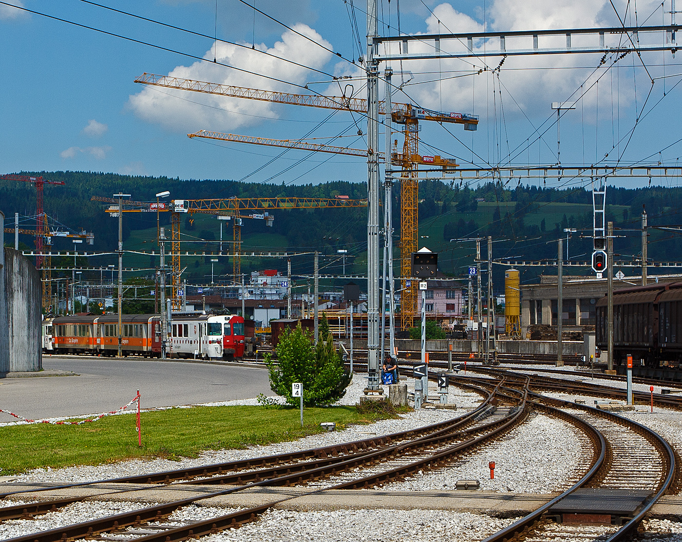 Bahnhof Bulle (FR) am 28.05.2012: Hinten vorm Bahnhof ist der tpf - La Gruyère Meterspurtriebwagen BDe 4/4 – 141 „Gruyères“ mit zwei Personenwagen abgestellt. Rechts dahinter hatten wohl schon die Bauarbeiten für den neuen Bahnhof begonnen.

Die BDe 4/4 Nummer 141 und 142 sind elektrische Meterspur-Triebwagen. Sie wurden 1972 von der Chemins de fer fribourgeois Gruyère–Fribourg–Morat (GFM) beschafft. Hergestellt wurden sie von Schindler Waggon (mechanischer Teil) und SAAS - Société Anonyme des Ateliers de Sécheron (elektrischer Teil). 
