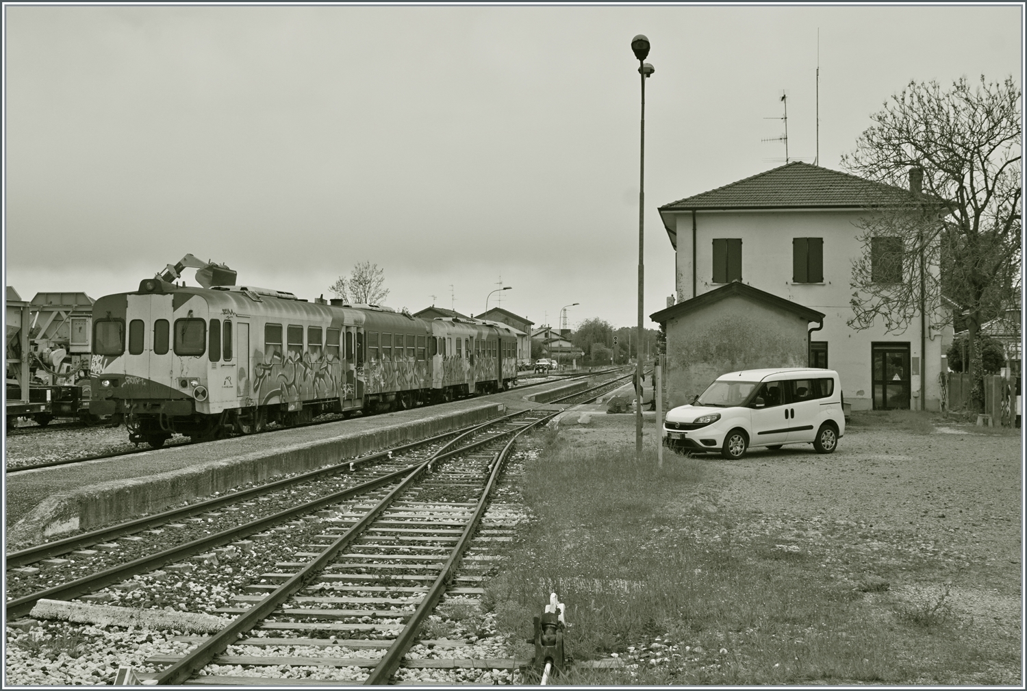 Bei dem Geschmiere nur als Dokumentation und in S/W: der Bahnhof von Boretto mit dem beiden Aln 663 019 und 018.

17. April 2023