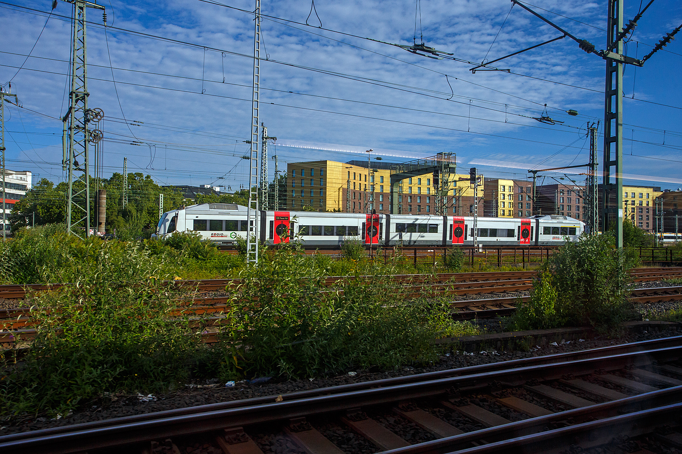 Bei Düsseldorf begegnet unserem IC am 24 Juni 2025 der VT 111 (95 80 0609 111-9 D-REGIO, ein Integral S5D95, der Regiobahn / Regionale Bahngesellschaft Kaarst-Neuss-Düsseldorf-Erkrath-Mettmann-Wuppertal mbH, ex VT 111 „Tegernsee“ Bayerische Oberlandbahn (BOB). Der Integral fährt als S 28 die Verbindung Wuppertal Hbf über Düsseldorf Hbf nach Neuss Hbf und erreicht bald den Hauptbahnhof Düsseldorf.

Der fünfgliedrige Dieseltriebwagen vom Typ Integral S5D95 wurde 1998 von der Integral Verkehrstechnik AG in Jenbach (Österreich) unter der Fabriknummer 3155-11 gebaut und an die BOB - Bayerische Oberlandbahn GmbH (Holzkirchen) geliefert. Alle Triebzüge der BOB wurden zwischen Juni und Juli 2020 im Betrieb durch neue Alstom Coradia LINT ersetzt. Die Fahrzeuge wurden von der im Großraum Düsseldorf tätigen Regiobahn übernommen und werden seit Dezember 2020 dort eingesetzt.
