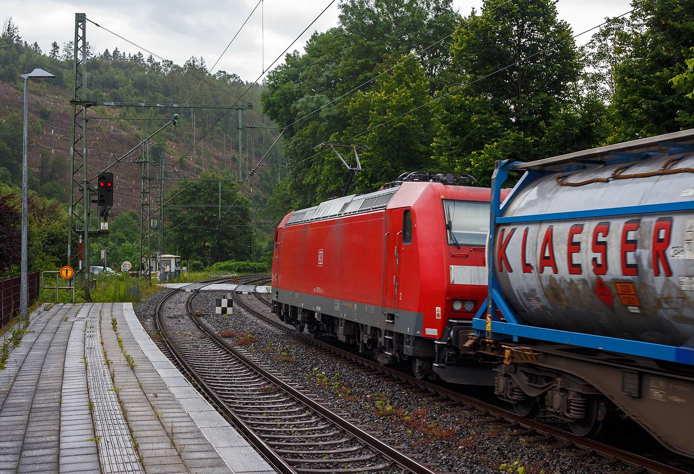 Bei Regen durchfährt die 185 074-2 (91 80 6185 074-2 D-DB) der DB Cargo Deutschland AG am 21 Juni 2024 mit einem KLV-Zug durch den Bahnhof Kirchen (Sieg) in Richtung Köln. Einen lieben Gruß an den Lokführer zurück. 

Die TRAXX F140 AC1 wurde 2002 von der Bombardier Transportation GmbH in Kassel unter der Fabriknummer 33489 gebaut
