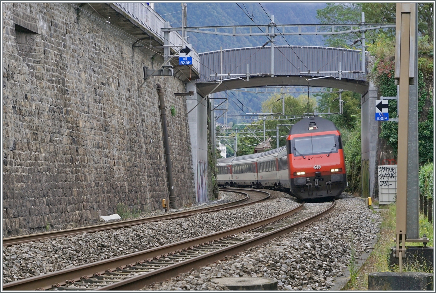 Beim Château de Chillon, welches sich ausserhalb des Bildes rechts befindet, wurde die doch  gut passende Brücke durch eine Neukonstruktion ersetzt. Eine SBB Re 460 mit ihrem IR 90 ist auf dem Weg nach Genève Aéroport. 

30. Sept. 2022