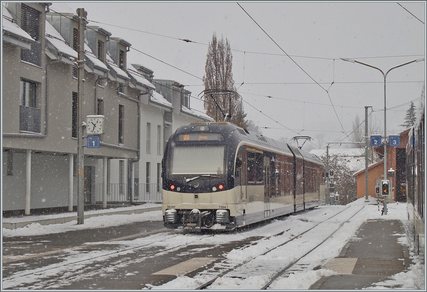 CEV MVR ABeh 2/6 7504 wartet als R35 nach Vevey auf die Abfahrt. 

21. November 2025