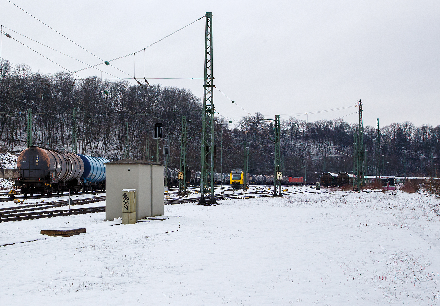 Da fährt sie hin...
Die 185 287-9  (91 80 6185 283-9 D-DB) fährt am 08.03.2023, mit einem Kesselwagenzug (Ladegut laut Gefahrgutkennzeichnung nicht genau genannte Erdöldestillate bzw. Erdölprodukte), durch Betzdorf (Sieg) in Richtung Köln.
