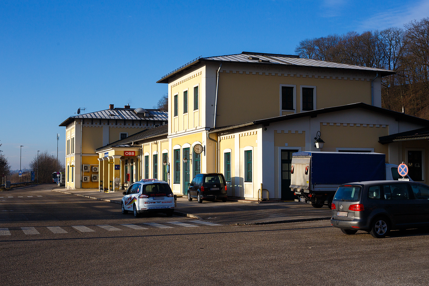 Das Empfangsgeb�ude Bahnhof Lambach (Ober�sterreich) am 14 Januar 2025.

Der Bahnhof liegt an der Westbahn (�BB KBS 100/101) Wien – Linz – Salzburg, der ehemaligen k.k. Kaiserin Elisabeth-Bahn. Zudem ist er Ausgangspunkt der normalspurigen, eingleisigen Lokalbahn Lambach–Vorchdorf-Eggenberg, auch als Vorchdorferbahn bekannt. Die Vorchdorferbahn wird von der Stern & Hafferl Verkehrs-GmbH betrieben. Eigent�merin der Strecke ist die Lokalbahn Lambach-Vorchdorf-Eggenberg AG, die zu 72,5 % dem Bund, zu 11 % der O� Verkehrsholding GmbH, zu 9,4 % der Marktgemeinde Lambach, zu 3,3 % der Marktgemeinde Vorchdorf, und zu 2,7 % der Stern & Hafferl Verkehrs-GmbH, der Rest ist Streubesitz.

Lambach ist eine Marktgemeinde in Ober�sterreich an der Traun im Bezirk Wels-Land im Hausruckviertel. Bedeutend ist die 1056 gegr�ndete Benediktinerabtei Stift Lambach.
