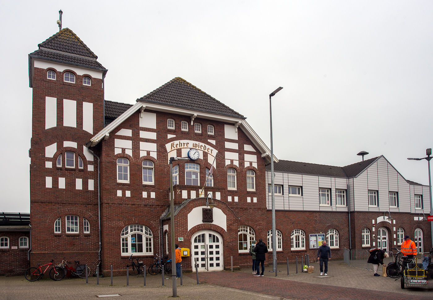 Das Empfangsgebäude vom Bahnhof Wangerooge vom Vorplatz (dem Ort zugewandten Seite) sehen, mit der Aufschrift „Kehre wieder“, hier am 12 März 2024. 

Im Zentrum des Inselorts liegt der im Jugendstil erbaute Bahnhof. Das denkmalgeschützte Backsteingebäude mit großem Kuppelwalmdach und Uhrenturm stammt aus dem Jahr 1906. Es wurde 2003 umfassend restauriert und modernisiert. Es ist gelungen, den historischen Teil der Fassade originalgetreu wiederherzustellen und gleichzeitig das Innere des Bahnhofs an die Anforderungen eines modernen Servicebetriebes anzupassen. Hierzu gehören ein ServiceCenter, in dem sich Verkehrsverein und Bahn befinden sowie der barrierefreie Ausbau des Bahnhofs.
