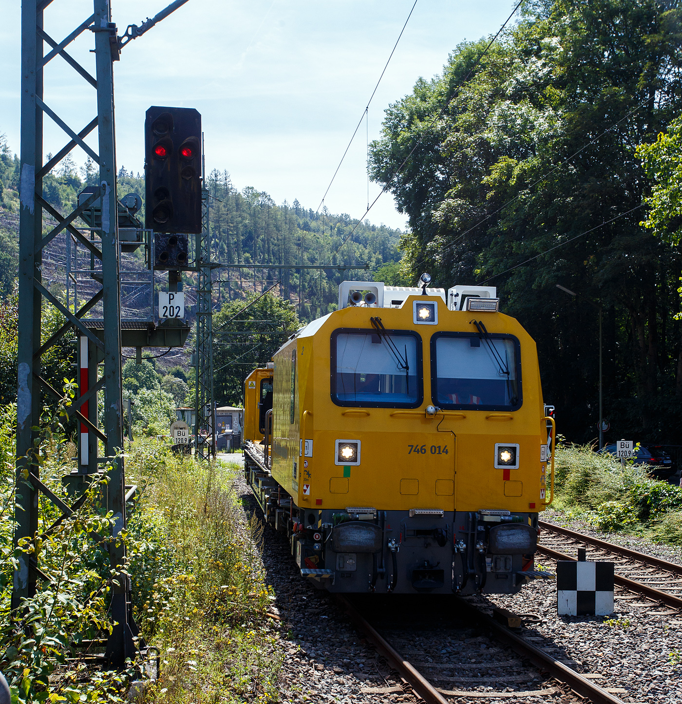 Das Gleisarbeitsfahrzeug „Hummel“ 746 014 (99 80 9110 014-4 D-DB), ein neues Plasser & Theurer GAF (auf MISS-Plattform) der DB Netz AG (Netz Instandhaltung) fährt am  06.August 2024 durch Kirchen/Sieg in Richtung Siegen.

Das Gleisarbeitsfahrzeug (GAF) wurde 2019 von Plasser & Theurer in Linz (Österreich) unter der Fabriknummer 6702 gebaut.