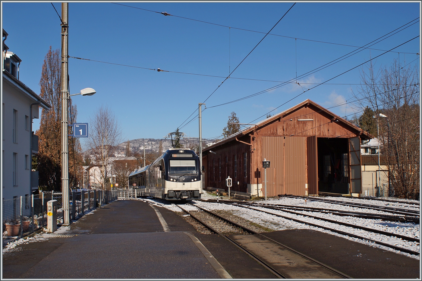 Das Motiv des Bildes ist nicht etwa der auf Gleis 1 eintreffende CEV MVR ABeh 2/6 7508, sondern das offene Tor des Lokschuppens bzw. dessen Bedeutung: die He 2/2 ist mit dem Xrot 91 im Einsatz auf der Strecke zum Les Pléiades. Da ich in der Folge auf dne Zug musse (Arbeit) hatte ich keine Gelegenheit den He 2/2 mit dem Xrot 91 zu fotografieren.

19 Jan. 2024