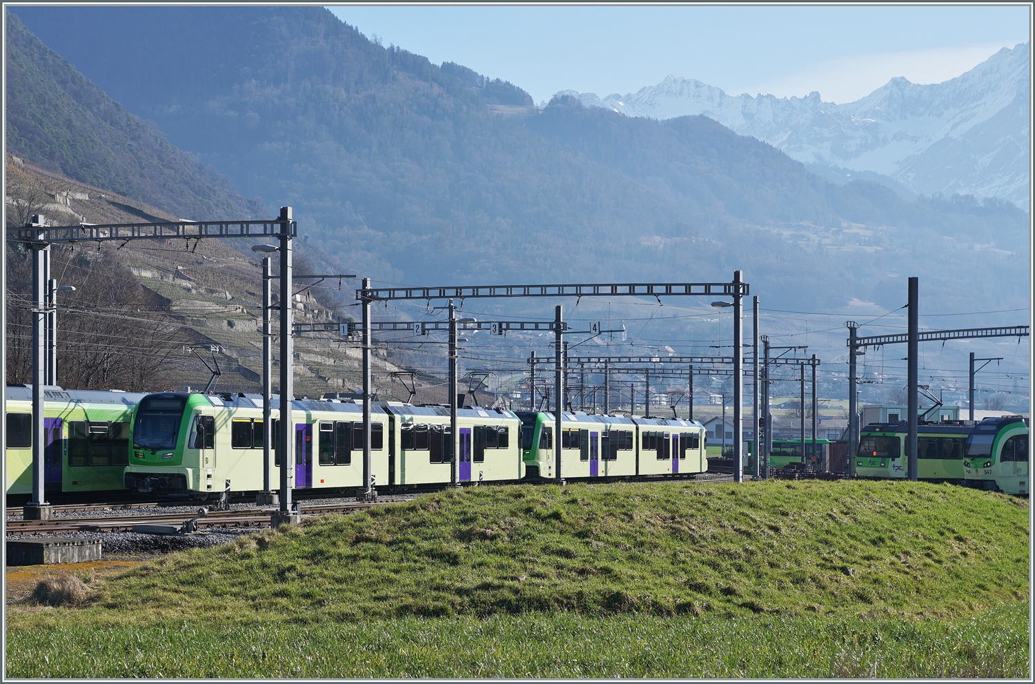 Das TPC Dépôt En Châlet: Da nicht durch andere Züge verdeckt, einen Blick auf die Seite der neuen ABe 4/8, überraschend die helle Lackierung ohne das sonst übliche TPC grün an den Seitenwänden. 

4. Februar 2024