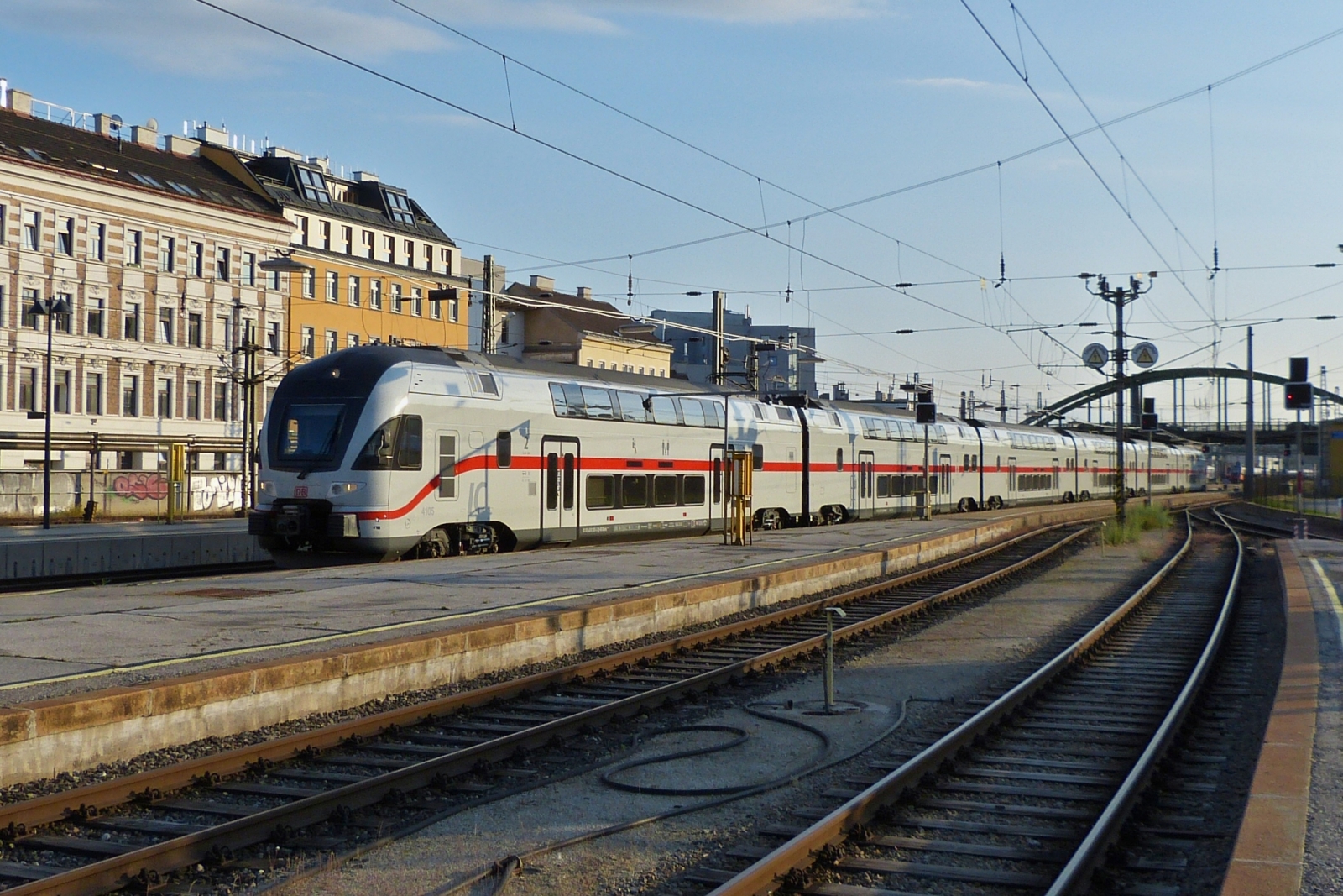 DB Triebzug 4010 105-3 CH-DB f�hrt w�hrend einer Testfahrt in den Westbahnhof in Wien ein. 03.06.2023