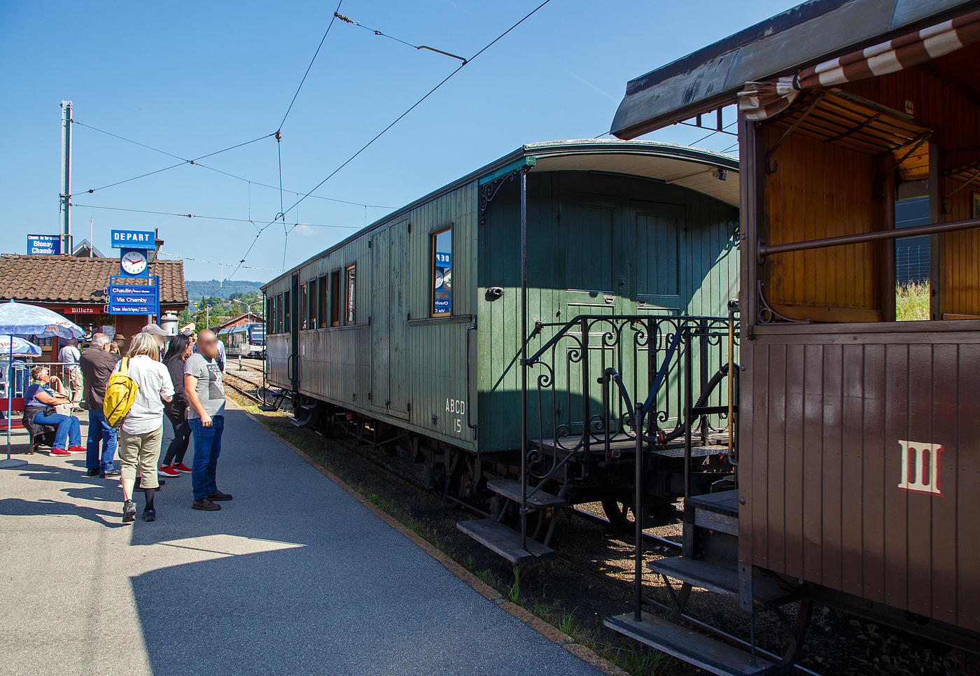 Der 1. bis 3. Klasse vierachsige Gro�raumwagen mit Gep�ckabteil ABCFZ 15 der Museumsbahn Blonay-Chamby, ex RB ABCDF 15 (R�seau Breton), am 27.05.2023 im Zugverband im Bahnhof Blonay.

Der Wagen 1895 von De Dietrich f�r die R�seau Breton (Frankreich) gebaut. Die RB war meterspurige Schmalspurbahn in der Bretagne mit einem Streckennetz bis zu 425 km L�nge. Der Betrieb der Bahn wurde 1967 eingestellt. 1968 holte die Museumsbahn Blonay-Chamby in Loudeac einige Fahrzeuge von der bretonischen Bahn, die gerade abgebaut wurde, u.a. auch diesen Wagen.

TECHNISCHE DATEN:
Hersteller: De Dietrich
Baujahr: 1895
Spurweite: 1.000 mm
Anzahl der Achsen: 4
L�nge �ber Puffer: 12.500 mm
L�nge des Wagenrahmens: 11.500 mm (mit Plattformen)
Drehzapfenabstand: 7.600 mm
Achsabstand im Drehgestell: 1.500 mm
Eigengewicht: 11,5 t
