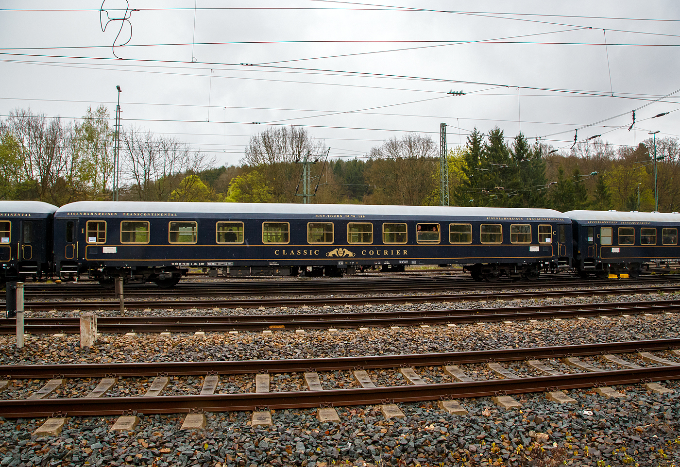 Der 1./2. Klasse Abteilwagen/ Reisezugwagen (Sitzwagen 1. Klasse und Club), 56 80 31-70 180-4 D-DNV, der Gattung ABm, des CLASSIC COURIER der DNV-Touristik GmbH (Kornwestheim) am 22 April 2017 eingereiht im Zugverband eines Sonderzugs im Bahnhof Au/Sieg.

Der Wagen wurde 1973 von der der Waggon Union (WU) in Berlin-Borsigwalde, als UIC-X Schnellzugwagen der Gattung ABm 023 f�r die Deutschen Bundesbahn (DB) gebaut und bekam die Nummer D-DB 51 80 03-70 108-4.

Der Wagen ist f�r eine H�chstgeschwindigkeit von 160 km/h (RIC) zugelassen.