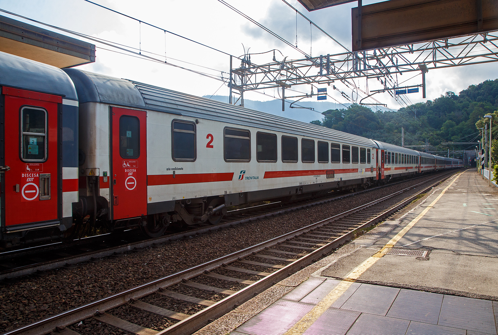 Der 2. Klasse Trenitalia IC UIC-Z1 Reisezugwagen mit Gepäckabteil sowie Bistro Self Service 61 83 85-90 096-3 I-TI der Gattung BHR (ex BH 28-90) am 23.07.2022, eingereiht als Wagen 3 in den IC 651 (Milano Centrale - Livorno Centrale), im Bahnhof Levanto.

Der Wagen hat 2 Rollstuhlplätze, ein Gepäckabteil, sowie einen Bistrobereich mit Self Service (Automaten). 

TECHNISCHE DATEN:
Spurweite: 1.435 mm
Länge über Puffer: 26.400 mm
Drehzapfenabstand: 19.000 mm
Sitzplätze: 31 (2. Klasse)
Eigengewicht: 45 t
Höchstgeschwindigkeit: 200 km/h
Bremsbauart: Freno WU-R (D)