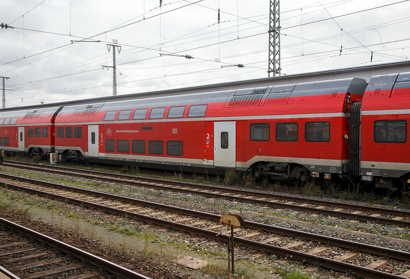 Der Škoda 2.Klasse klimatisierte Doppelstock-Reisezugwagen, D-DB 70 80 26-94 004-7 der Gattung DBpdz 790.0, eingereiht in eine Škoda Wendezug-Garnitur vom München-Nürnberg-Express, am 22.11.2022 im Hauptbahnhof Nürnberg. Diese Garnituren sind für bis190 km/h zugelassen.

Der Wagen wurde von Škoda Vagonka Ostrava (deutsch Ostrau) im Osten von Tschechien 2016 gebaut, die Abnahme durch die DB erfolgte erst im September  2021. Škoda Vagonka Ostrava hat den Waggonhersteller Vagonka Studénka (früher Vagonka Tatra) übernommen. Die Produktion wurde 2001 nach Ostrava verlagert, wo modernisierte Fabrikhallen zur Verfügung standen.

TECHNISCHE DATEN des Wagens:
Spurweite: 1.435 mm
Länge über Kupplung: 26.400 mm
Drehzapfenabstand: 19.500 mm
Achsabstand im Drehgestell: 2.500 mm
Breite: 2.800 mm
Höhe über SOK: 4.630 mm
Einstiegshöhe über SOK: 760 mm
Leergewicht: 57 t
Höchstgeschwindigkeit: 190 km/h
Kleinster befahrbarer Gleisbogen: R 150 m
Sitzplätze: 120 in der 2. Klasse (davon16 Klappsitze)
Fahrradmitnahme: begrenzt
Bremse: KE-PR-A-Mg /D) mit ep und NBÜ
