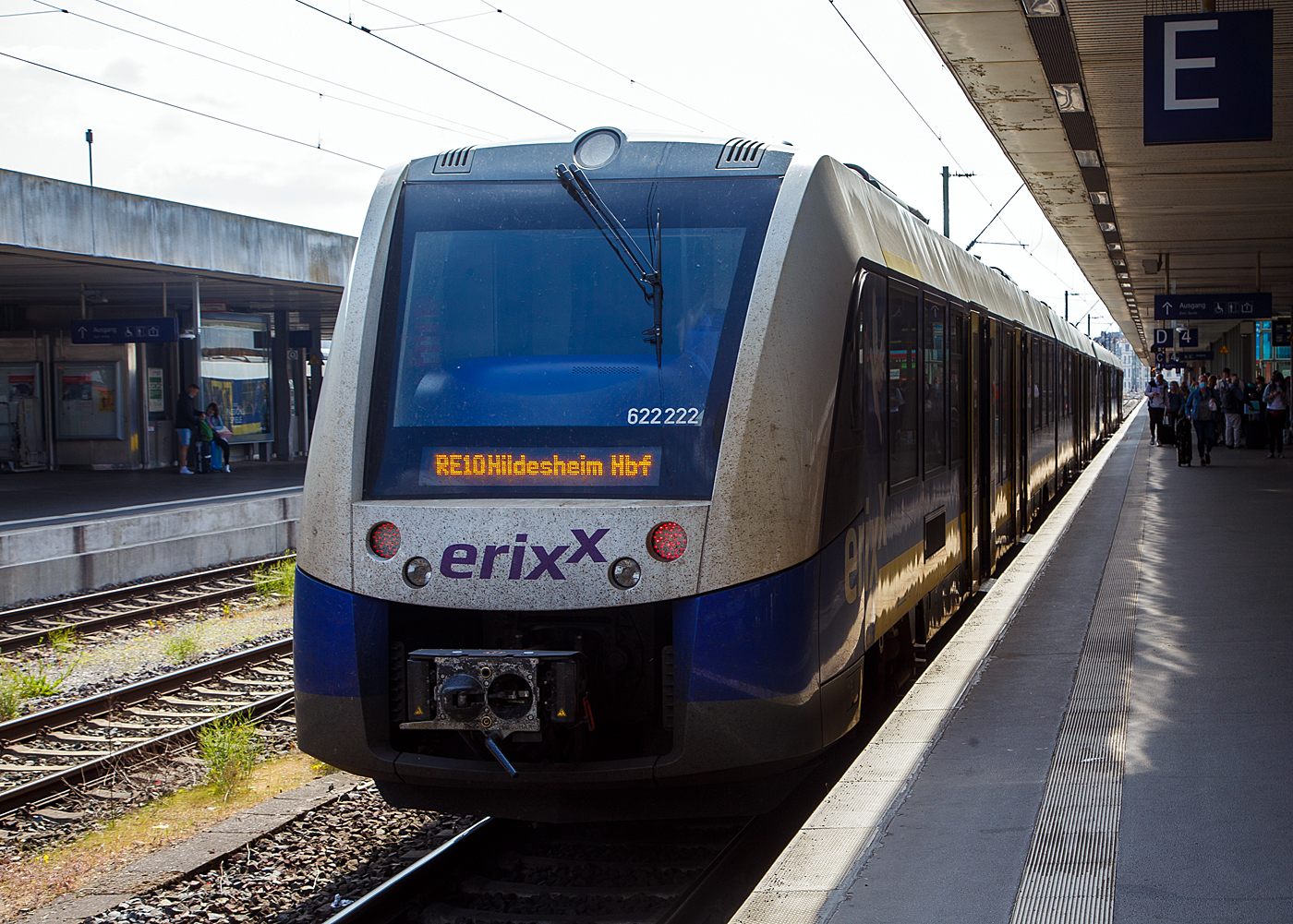 Der 622 222 (95 80 0622 222-7 D-ERIXX / 95 80 0622 722-6 D-ERIXX) und ein weiterer zweiteiliger Dieseltriebzug vom Typ ALSTOM Coradia LINT 54 (BR 622), stehen am 14 Mai 2020 im Hauptbahnhof Hannover, als RE 10 „Harz-Heide-Bahn“ nach Hildesheim bzw. der vordere weiter nach Bad Harzburg, zur Abfahrt bereit.

Der LINT 54 - 622 222 wurde 2014 ALSTOM Transport Deutschland GmbH (vormals LHB) in Salzgitter-Watenstedt unter der Fabriknummer 0001001417 022 gebaut und Landesnahverkehrsgesellschaft Niedersachsen mbH in Hannover (LNVG) geliefert, die die Fahrzeuge für den Nahverkehr in Niedersachsen wie hier für die erixx GmbH, bereitstellt. 

Die erixx GmbH mit Sitz in Celle betreibt Schienenpersonennahverkehr in der Lüneburger Heide, in der Region Braunschweig und im Harz. Die erixx Holstein GmbH mit Sitz in Lübeck betreibt mehrere Linien des Akku-Netzes zwischen Elbe, Holsteinischer Schweiz und Ostsee. Beide Unternehmen gehören den Osthannoverschen Eisenbahnen (OHE), die wiederum, neben einigen Kommunen, Eigentum der Netinera-Gruppe der italienischen Staatsbahnen ist. Der OHE gehören auch Anteile der Metronom Eisenbahngesellschaft.
