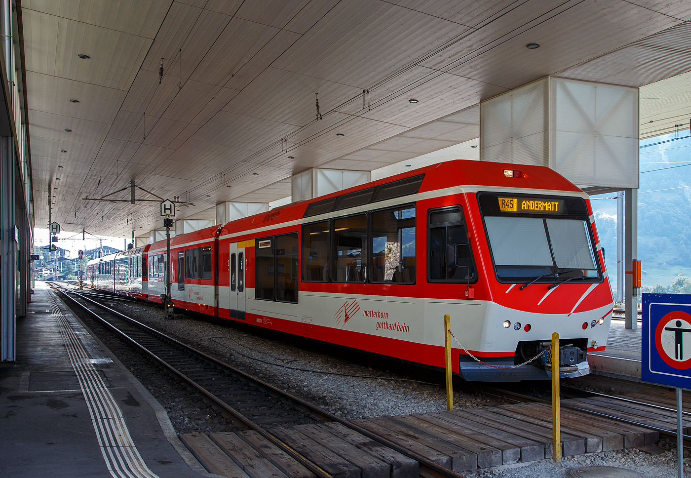 Der „KOMET“ MGB ABDeh 4/8 2025 ein Stadler Niederflur-Panoramatriebzug mit Zahnrad- und Adh�sionsantrieb steht am 07.09.2021, mit vorangestellten Niederflur-Gelenksteuerwagen ABt 2131als Regionalzug (R 45) im Bahnhof Disentis/Must�r zur Abfahrt nach Andermatt bereit. 

Diese Triebz�ge, wie auch der ABDeh 4/10 un  der BDSeh 4/8 sind von Stadler gebaute elektrische Schmalspur-Niederflur-Panoramatriebz�ge, das K�rzel steht f�r „KOmfortabler MEterspur-Triebzug“.  Auch die Niederflurgelenksteuerwagen wurden 2015 in einer Serie von 4 St�ck (ABt 2131 bis 2134) von Stadler f�r die MGB f�r den Einsatz der Komet-Triebz�ge gebaut.Ihre Bauweise entspricht so weit wie m�glich auch derjenigen der Triebz�ge. Sie bestehen aus zwei Wagenk�sten. Der mit F�hrerstand weist nur die 1. Wagenklasse und ein Drehgestell auf,  er st�tzt sich auf den zweiten Wagenkasten mit 2. Wagenklasse, WC und zwei Drehgestellen ab.

Der ABDeh 4/8 ist ein dreiteiliger Triebzug mit 1. und 2. Klasseabteil. Sie sind auf dem ganzen Stammnetz der MGBahn unterwegs sind. Der dreiteilige Komet hat auch die Zulassung f�r gr��ere Steigungen (Maximalsteigung 179 Promille) aufweisende Sch�llenenbahn (Andermatt–G�schenen). Die vierteiligen Kometen (ABDeh 4/10) haben diese Zulassung nicht.

Jeder Triebzug besteht aus einem hochflurigen, einstiegslosen, vierachsigen (angetriebenen) Triebwagen, davor und dahinter jeweil ein antriebsloses Element mit Niederflureinstiegen aufgesattelt sind.Der Triebwagen verf�gt �ber zwei zweiachsige Drehgestelle mit je einem Fahrmotor pro Achse. Der Antrieb erfolgt im reinen Adh�sionsbetrieb �ber die acht R�der der Triebdrehgestelle und im Zahnradbetrieb zus�tzlich �ber vier Zahnr�der f�r die bei der MGB verwendete Zahnstangen Systems Abt. Die aufgesattelten Elemente besitzen jeweils nur ein Lauf-/Bremsdrehgestell am �u�eren Wagenende und st�tzen sich am anderen Ende auf den Mittelwagen/Triebwagen ab. Alle Drehgestelle sind luftgefedert. Die hochflurigen Bereiche des Triebzuges verf�gen �ber Panoramafenster. 

Dank einer automatischen Mittelpufferkupplung vom Typ FK (Schwab FK-9-6) k�nnen die Triebz�ge in Mehrfachtraktion der unterschiedlichen KOMETen und den passenden Steuerwagen (Niederflur-Gelenksteuerwagen ABt 2131–34 und Gep�ck-Steuerwagen BDkt 2231–33) fahren, was eine Anpassung an die Kapazit�tsbed�rfnisse erm�glicht.



TECHNISCHE DATEN des ABDeh 4/8:
Anzahl Fahrzeuge: 8 St�ck (Nummer 2021-2028)
Spurweite:  1.000 mm
Achsanordnung: 2‘Bo‘Bo‘2‘
L�nge �ber Kupplung: 56.664 mm
Fahrzeugbreite:  2.650 mm
Fahrzeugh�he: 3.950 mm
Dienstgewicht, tara: 77,0 t
Achsabstand im Triebdrehgestell: 2.540 mm
Achsabstand im Lauf-/Bremsdrehgestell: 1.800 mm
Triebraddurchmesser (neu): 796 mm
Laufraddurchmesser (neu): 685 mm
Teilkreis-Durchmesser Zahnrad: 688 mm
Fu�bodenh�he Niederflurbereiche: 415 mm
Fu�bodenh�he Hochflurbereiche: 950 mm bzw. 1100 mm
Einstiegbreite: 1.600 mm
Sitzpl�tze: 1. Klasse 30 / 2. Klasse 114 
Dauerleistung am Rad: 1.000 kW
Max Leistung am Rad: 1.300 kW
Anfahrzugskraft: 200 kN
Stundenzugkraft: 150 kN
H�chstgeschwindigkeit:  80 km/h (Adh�sion) / 40 km/h (Zahnrad)
Zahnradsystem:  Abt (2 Lamellen)
Anzahl Antriebszahnr�der: 4
Speisespannung: 11 kV, 16.7 Hz

TECHNISCHE DATEN des ABt (Steuerwagen):
Anzahl Fahrzeuge: 4 St�ck (ABt 2131 bis 2134)
Baujahr: 2015
Spurweite:  1.000 mm
Achsanordnung: 2‘+2‘2‘
L�nge �ber Kupplung: 
Leergewicht: 35,5 t
Dienstgewicht (max.): 43,2 t
Sitzpl�tze: 82 (ges. 1. und 2)
Stehpl�tze: 20

Quellen: Stadler Rail, Wikipedia und eigene Sichtung