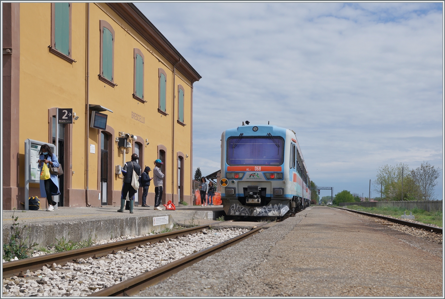 Der Aln 663 078  und 068 haben als TPER Regionale 90326 Brescelo-Viadana erreicht und warte nun auf dem Gegenzug 90325 der ganz klein in der Bildmitte kaum zu sehen auch schon kommt.
17. April 2023