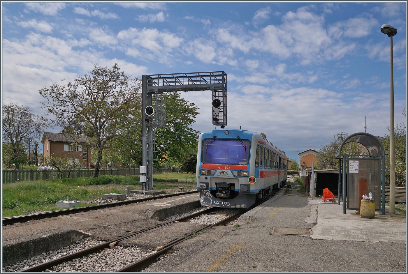 Der Aln 663 078 (und 068) erreichen als TPER Regionale 90326 Brescelo-Viadana, wo eine Kreuzung mit dem Gegenzug 90325 stattfinden wird.

17. April 2023

