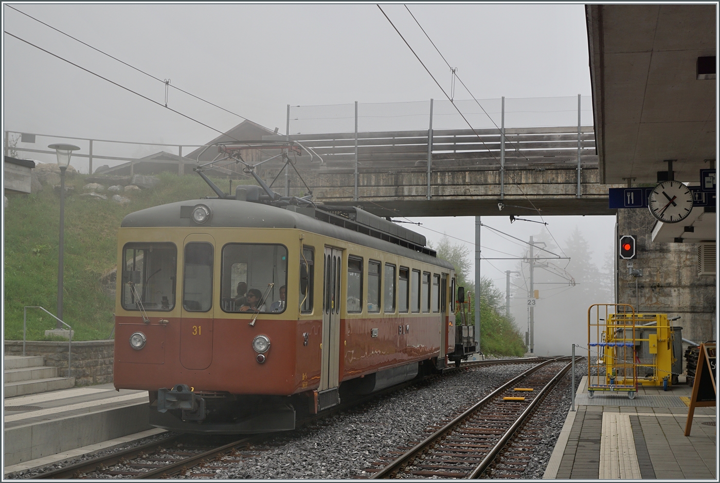 Der BLM Be 4/4 31 LISI (ex  Bipperlisi ) verlässt die Station Winteregg in Richtung Grütschalp. Es ist der letzte Sommer der Be 4/4 auf der BLM, ab dem Winterfahrplan werden die neuen BLM Be 4/6 101 - 103 den Verkehr übernehmen; dazu wird die Stromspannung erhöht, was ein weiterverwenden der Be 4/4 verunmöglicht.

23. Juli 2024