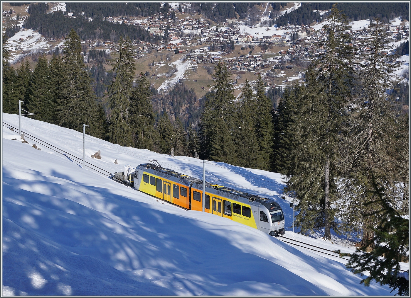 Der BLM Be 4/6 103  Jungfrau  ist zwischen Grütschalp und Winteregg als Regionalzug R 66 von Grüschalp nach Mürren unterwegs. Am oberen Bildrand ist der Bahnhof von Wengen zu erahnen und dort ist ein ausfahrender WAB Zug mit sehr wenigen Pixel abgebildet zu sehen. 

18. Februar 2025