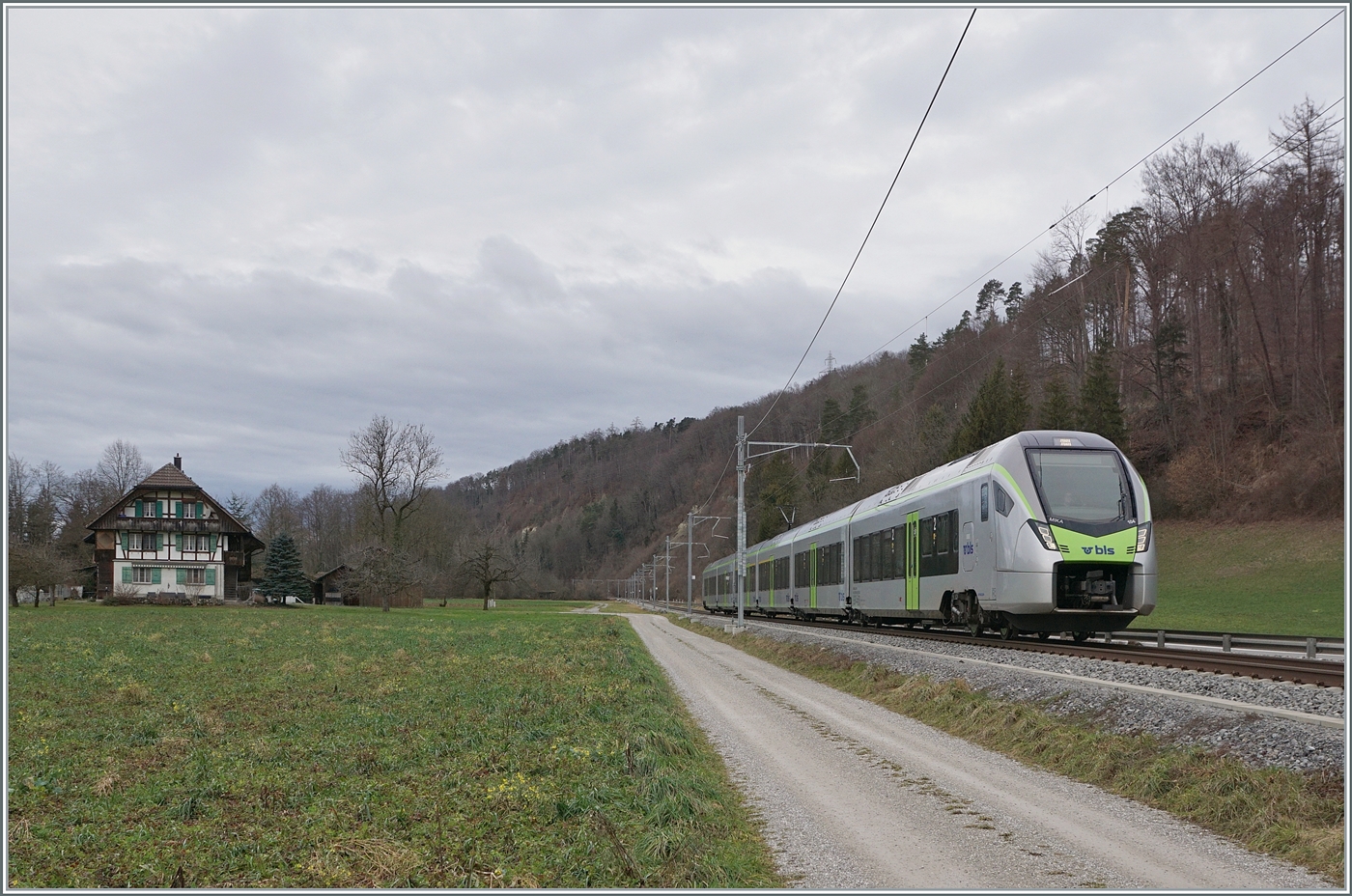 Der BLS RABe 528 104 ist bei Freiburghaus als S 2 15243 von Laupen BE nach Langnau i.E. via Bern - Konolfingen unterwegs.

24. Januar 2024 
