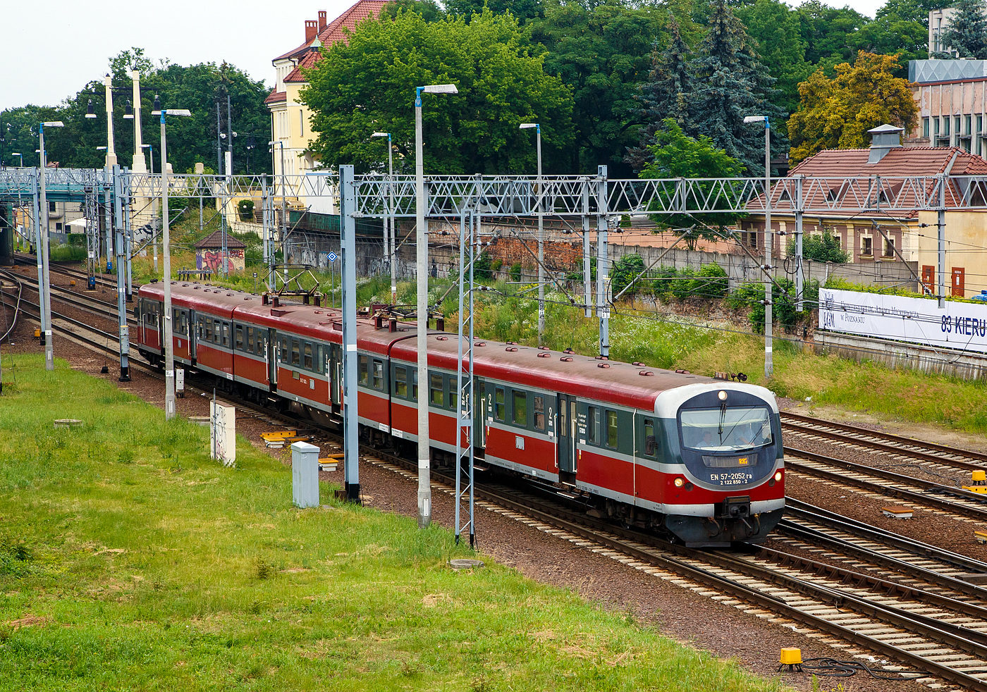 Der EN 57 2052 ra/s/rb / (94 51 2 122 850-2 PL-PREG / 94 51 2 122 851-0 PL-PREG / 94 51 2 122 852-8 PL-PREG) ein modernisierter Triebzug vom Typ Pafawag 5B/6B der POLREGIO (Przewozy Regionalne Sp. z o.o.), ex EN57- 1249, erreicht am 24 Juni 2017 als R87482 nun bald den Hauptbahnhof Posen (Poznań Główny).

Der Elektrotriebzug wurde 1978 von PaFaWag (Państwowa Fabryka Wagonowa) in Wrocław (Breslau) unter der Fabriknummer 128 gebaut und als EN57-1249 an die PKP geliefert, 2007 wurde er bei PESA Bydgoszcz S.A. (in Bromberg) modernisiert und in EN57- 2052 umbenannt. Im Jahr 2015 ging er an die POLREGIO Sp. z o.o..
