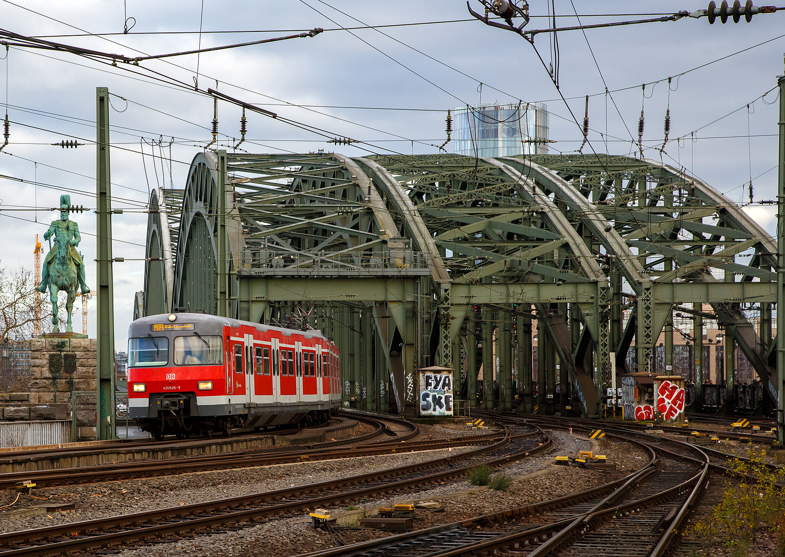 Der ET 420 (bestehend aus 420 926-8 / 421 426 -8 / 420 426-9) der S-Bahn K�ln verl�sst am 22.12.2018 gerade die Hohenzollernbr�cke und f�hrt bald in den Hbf K�ln ein. 