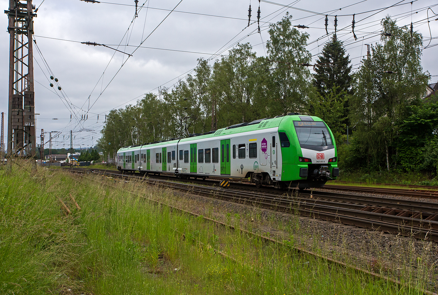 Der für die DB Regio AG – NRW fahrende dreiteilige Stadler FLIRT 3 XL 3427 017 (94 80 3427 017-3 D-STAP /  94 80 3827 017-9 D-STAP / 94 80 3427 517-2 D-STAP) der ZV VRR Eigenbetrieb Fahrzeuge und Infrastruktur, als RE 34 „Dortmund-Siegerland-Express“ (Siegen - Letmathe - Dortmund), erreicht am 03.06.2024 bald den Bahnhof Kreuztal.

Der Stadler FLIRT 3 XL wurde 2023 von der Stadler Pankow GmbH in Berlin unter den Fabriknummern 42366 bis 42368) gebaut und an den Zweckverband Verkehrsverbund Rhein-Ruhr Eigenbetrieb Fahrzeuge und Infrastruktur geliefert. 
