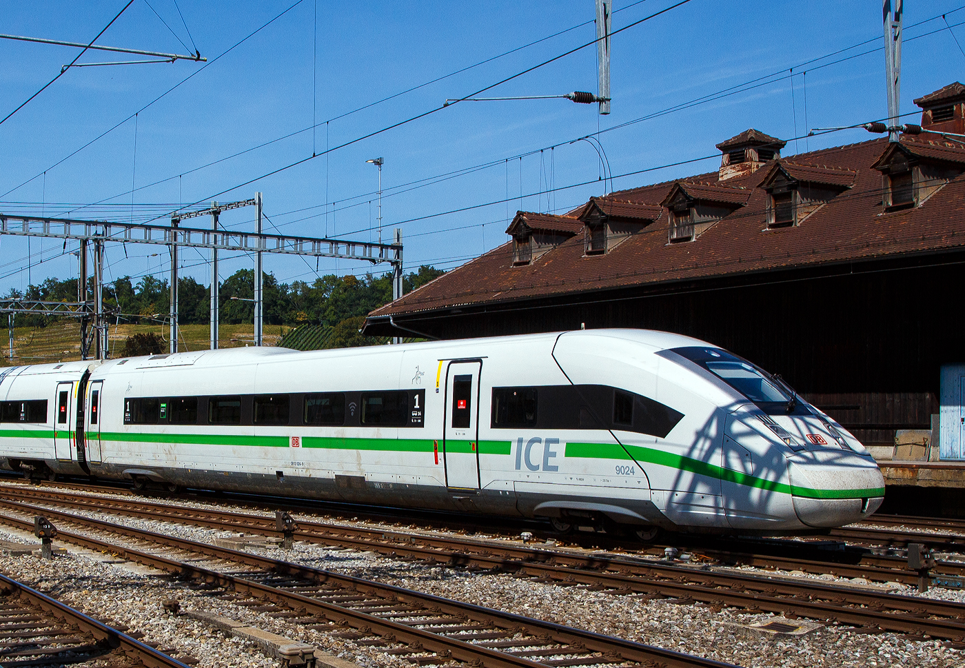 Der ICE 4 Steuerwagen der ersten Wagenklasse (DB 812 Apmzf)  93 80 0812 024-9 D-DB des Tz 9024, der DB Fernverkehr AG am 08 September 2021bei der Einfahrt in den Bahnhof Spiez. 

Der Wagen ist als Wagen 14 mit den Sitzplatzen 11 bis 106 in den Tz – Triebzug eingestellt.

TECHNISCHE DATEN:
Spurweite: 1.435 mm
Achsfolge: 2’2’
L�nge �ber Puffer: 29.106 mm
Drehzapfenabstand: 18.500 mm
Achsabstand im Laufdrehgestell: 2.300 mm
Drehgestelltyp: Bombardier Flexx Eco 5101
Laufraddurchmesser:  825/750 mm (neu/abgenutzt)
Leergewicht: 54,5 t
Sitzpl�tze: 50
Anzahl der WC: 2

Die Triebz�ge haben keine Triebk�pfe wie die ersten beiden ICE-Baureihen, sondern besitzen mehrere eigenst�ndige angetriebene Wagen (sogenannte „Powercars“), die �ber die Zugl�nge verteilt sind. Dabei hat ein 12-teiliger Zug sechs angetriebene Wagen („Powercars“). Diese verf�gen jeweils �ber von anderen Wagen unabh�ngige Motoren, die unterhalb des Wagenkastens angeordnet sind. Weil damit auch in den Endwagen Raum f�r Fahrg�ste ist, k�nnen im ICE 4 besonders viele Sitzpl�tze angeboten werden, es sind 830 im ICE 4. Die um rund zwei Meter l�ngeren Einzelwagen machen den ICE 4 zu einem Nutzfl�chenweltmeister, bei gleichbleibender Beinfreiheit. Die Sitzpl�tze verteilen sich auf 205 in der 1. und 625 Pl�tze in der 2. Klasse. Unterschied zu allen bisherigen ICE-Z�gen werden die mit rund 28 Metern l�ngeren Wagenk�sten der ICE-4-Flotte aus Stahl gefertigt. Dabei wird, erstmals im Stahl-Schienenfahrzeugbau, die Laserschwei�technik verwendet. Damit die 12- teiligen ICE 4 „etwas“ p�nktlicher unterwegs sind, wurde ihre H�chstgeschwindigkeit von 250 auf 265 km/h erh�ht.

