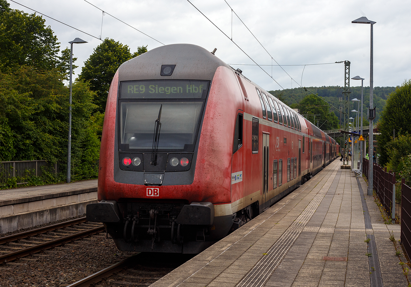 Der klimatisierte Doppelstock-Steuerwagen der zweiten Wagenklasse (DoSto-Steuerwagen) D-DB 50 80 86-75 050-4, der Gattung/Bauart DBpbzfa 763.8, eingereiht im Zugverband (Zugschluss) des rsx - Rhein-Sieg-Express RE 9 der DB Regio NRW, am 10 Juni 2024 im Bahnhof Kirchen/Sieg. 

Der Steuerwagen wurde 2000 von der DWA Deutsche Waggonbau AG im Werk Görlitz (ex Waggonbau Görlitz, heute Bombardier) gebaut und in der Gattung/Bauart DBpbzfa 763.6, an die DB Regio NRW für den RE 9 – rsx, geliefert. Die ab 1999 neu beschafften Steuerwagen sind mit einem vergrößerten behindertengerechtem WC ausgestattet, welches die Bauart DBpbzfa 763.6 charakterisiert. Im Oktober 2016 erfolgte im AW Wittenberge der Umbau, wobei der Wagen mit einem zweiten Mehrzweckbereich nachgerüstet und in damit in die Bauart DBpbzfa 763.8 umgezeichnet wurde. Der Steuerwagen hat die Einstiege tief, so können mobilitätseingeschränkte Fahrgäste auch an niedrigen Bahnsteigen barrierefrei ein- und aussteigen

TECHNISCHE DATEN:
Hersteller: DWA Deutsche Waggonbau AG, Werk Görlitz (heute Bombardier)
Umbau bei: AW Wittenberge (2013 bis 2016)
Spurweite: 1.435 mm
Länge über Puffer: 27.270 mm
Wagenkastenlänge: 26.660 mm
Wagenkastenbreite: 2.784 mm
Höhe über Schienenoberkante: 4.631 mm
Drehzapfenabstand: 20.000 mm
Achsstand im Drehgestell: 2.500 mm
Drehgestell Bauart: Görlitz VIII
Leergewicht: 53 t
Höchstgeschwindigkeit: 160 km/h
Heizungsbauart: Klimaes
Bremsbauart: KE-PR-A-Mg-mZ (D)
Sitzplätze: 85 in der 2. Klasse
Toiletten: 1, behindertengerecht, geschlossenes System
Bemerkungen: 2 Mehrzweckabteile, 1 Dienstraum, eingeschränkt dieselloktauglich
Umgebaut aus: DBpbzfa 763.6
