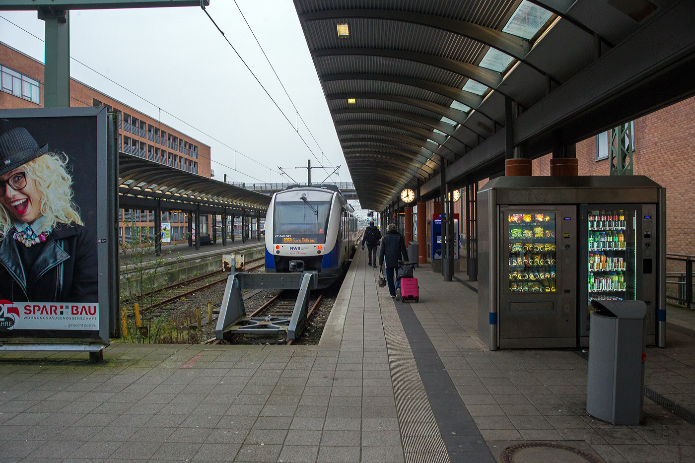 Der LINT 41-Triebwagen VT 648 083 (95 80 0648 083-3 D-NWB) / VT 648 583 (95 80 0648 583-2 D-NWB) der NordWestBahn steht am 11 M�rz 2024 (8:00Uhr) im Hauptbahnhof Wilhelmshaven, als RB 59 Esens (Ostfriesland,  zur Abfahrt um 8.02 Uhr bereit. So stiegen wir schnell ein und die Weiterfahrt begann. Im Nachhinein (Hinterher ist man immer schlauer), h�tten wir besser den n�chsten genommen und vorher in der NordseePassage beim Bahnhof erst gefr�hst�ckt und einen Kaffee getrunken. So bekamen wir erst 6 Stunden sp�ter unseren Kaffee, auf der F�hre nach Wangerooge. 

Der Triebwagen wurde 1999 von ALSTOM Transport Deutschland GmbH (vormals LHB) in Salzgitter-Watenstedt unter den Fabriknummern 2000-513a und b gebaut. Eigent�mer der Triebwagen ist jedoch die Landesnahverkehrsgesellschaft Niedersachsen mbH, Hannover (LNVG).
