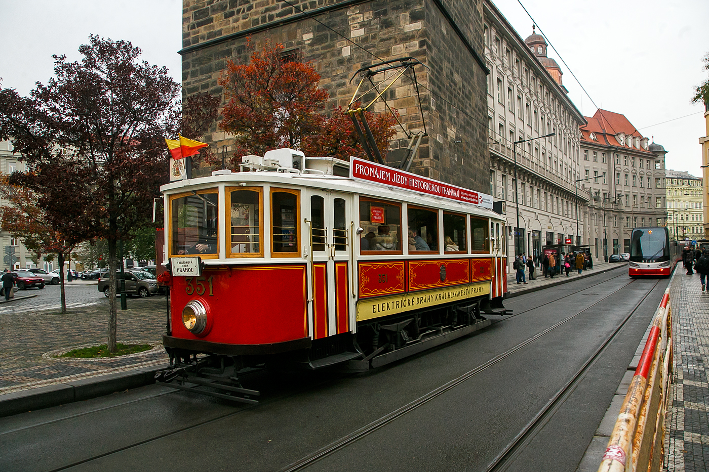 Der Museums-Triebwagen 351, ein Ringhoffer DSM, der Straßenbahn Prag (DPP - Dopravní podnik hlavního města Prahy a.s., ex Elektrické Dráhy královského města Prahy) am 23.11.2022 auf der Senovážné nám. beim Heinrichsturm (Jindřišská věž).

Der Straßenbahnwagen ein Ringhoffer DSM wurde 1915 von den Ringhoffer-Werke AG (tschech. Ringhofferovy závody a.s.) in Prag -Smíchov unter der Fabriknummer 85 231gebaut und an die Städtische Eisenbahn (Elektrické Dráhy královského města Prahy) geliefert. Im Jahr 1963 wurde er zum Arbeitstriebwagen 4023 und 1974 zum Schneepflug-Triebwagen 4213, so war er bis 1991 im Betrieb und ging dann ans MHD-Museum (Muzeum městské hromadné dopravy) und wurde in den Urzustand zurück gebaut.

Die Ringhoffer-Werke AG fusionierte 1935 mit der Tatra-Werke AG, Automobil- und Waggonbau in Kopřivnice zur Ringhoffer-Tatra Werke AG. Am 7. März 1946 wurde die Firma, entsprechend des Dekretes Nr. 108 des Präsidenten der Tschechoslowakei (Edvard Beneš) vom 24. 10.1945 verstaatlicht und Ringhoffer enteignet. Das Unternehmen firmierte dann als Tatra, národní podnik, bis es wieder in die Einzelbetriebe aufgespalten wurde. Die Betriebe des Schienenfahrzeugbaues wurden 1958 einschließlich der slowakischen Waggonfabrik Poprad unter der Firma Československé vagónky Tatra n.p. mit Sitz in Studénka zusammengeschlossen. Tatra in Kopřivnice produzierte fortan nur noch Kraftfahrzeuge.

Das ehemalige Ringhoffer-Werk in Prag-Smíchov firmierte zunächst als Vagonka Tatra Smíchov n.p., ab 1963 als Teilbetrieb von ČKD als ČKD Tatra n.p. Seit 2001 gehört es zum Siemens-Konzern. Wichtigstes Produkt des Werkes waren von 1951 bis 1999 die sogenannten Tatra-Straßenbahnen, die in fast alle Länder des damaligen Ostblocks exportiert wurden.

