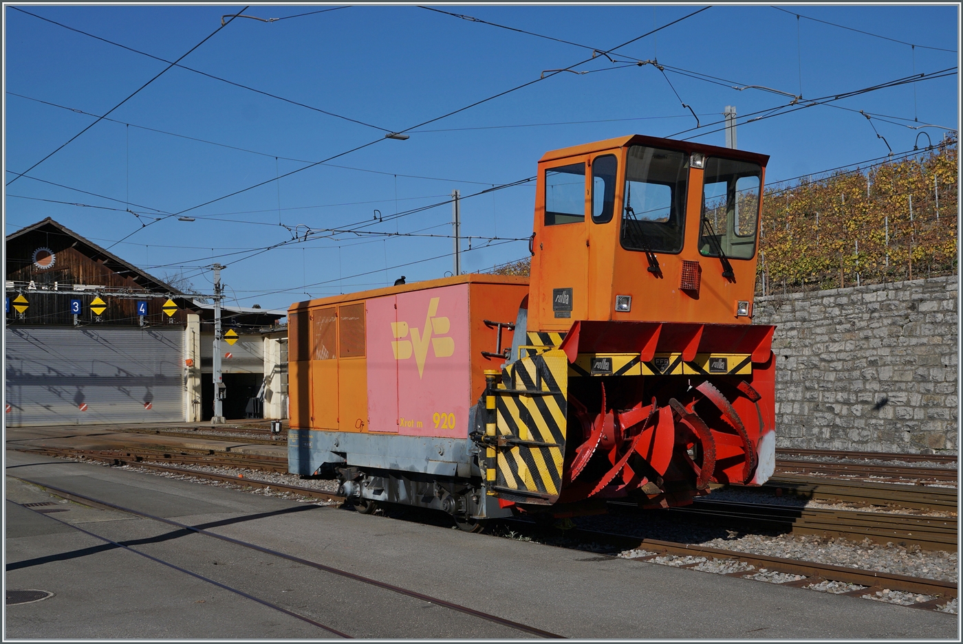 Der nächste Winter kommt bestimmt: in Aigle Dépôt A-L steht die BVB Xrot m 920 von Rolba, Baujahr 1971. 

2. Nov. 2024