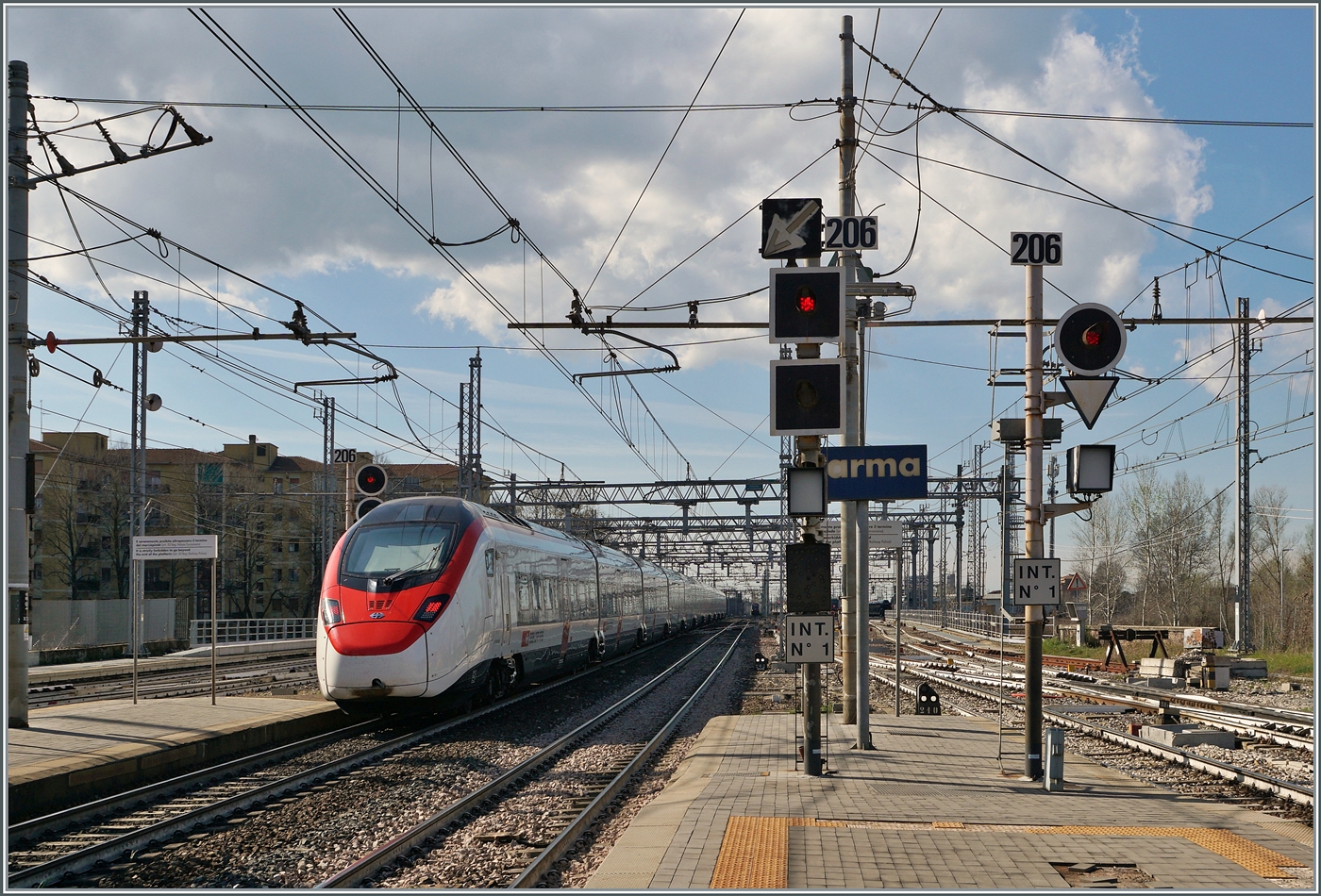 Der SBB  Giruno  RABe 501 011  Thurgau  verlässt Parma als EC Bologna - Zürich. 

15. März 2023