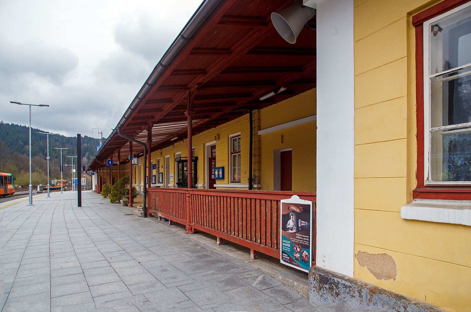 Der schöne Bahnhof Bečov nad Teplou (Petschau) der Bahnstrecke Mariánské Lázně–Karlovy Vary (Marienbad–Karlsbad) – SŽDC 149 und Anfangs- bzw. Endpunkt der Bahnstrecken Blatno u Jesenice – Bečov nad Teplou (SŽDC 161), sowie Bečov nad Teplou - Krásný Jez–Nové Sedlo u Lokte (SŽDC 144). Hier am 20.04.2023.

Bečov nad Teplou (Petschau) ist eine Stadt in der Region Karlsbad. Die Stadt liegt in westlichen Böhmen im Tal der Tepl im Naturschutzgebiet Slavkovský les (Kaiserwald). Im Norden liegen Krásný Jez (Schönwehr) und Vodna (Wasserhäuseln). Mit ihrer auf einem Felssporn oberhalb der Tepl liegenden Burg Bečov gehört Bečov zu den malerischsten Orten der Region zwischen Karlsbad und Marienbad.

Die Burg Bečov/Petschau wurde vermutlich in der ersten Hälfte des 14. Jahrhunderts errichtet und erstmals 1349 urkundlich erwähnt. Damals war sie im Besitz des Boresch IV. von Ossegg und Riesenburg. Sie diente vermutlich als Zollstelle an der Kreuzung der Straßen von Elbogen nach Pilsen und von Tepl nach Schlackenwert. Zusammen mit der darunter entstehenden Siedlung bildete sie ein Herrschaftszentrum. 1354 erteilte Kaiser Karl IV. den Brüdern Boresch und Slavko von Riesenburg die Genehmigung, Gold, Silber und Zinn im angrenzenden Kaiserwald abzubauen. 

Im November 1898 erhielt Petschau Eisenbahnanschluss (Strecke nach Rakonitz), im Dezember folgte die Bahnverbindung nach Karlsbad.

Nach der Errichtung der Tschechoslowakei 1918 erhielt Petschau die amtliche Ortsbezeichnung Bečov. Am 1. Dezember 1930 hatte es 2384 Einwohner (davon 168 Tschechen). Infolge des Münchner Abkommens musste es 1938 an das Deutsche Reich abgetreten werden. 1939 lebten in Petschau 2158 Menschen. Bis zum Ende des Zweiten Weltkrieges war das Dorf Teil des deutschen Landkreises Tepl. Nach dem Zweiten Weltkrieg kam Petschau/Bečov an die Tschechoslowakei zurück. Die deutschsprachige Bevölkerung wurde zu einem Großteil vertrieben. Ihr Vermögen wurde durch das Beneš-Dekret 108 konfisziert, das Vermögen der evangelischen Kirche durch das Beneš-Dekret 131 liquidiert, die katholischen Kirchen in der Tschechoslowakei wurden enteignet. Auch der Schlossbesitzer Beaufort-Spont wurde enteignet. Da die Besiedlung mit Neubürgern nur in geringem Umfang erfolgte, waren zahlreiche Häuser dem Verfall preisgegeben.
