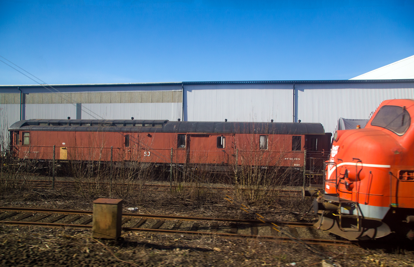 Der SJ Kungl Post  / Resgodsvagn DF 3298 (K�nigliche Post und Gep�ckwagen), ein kombinierter Gep�ck- und Postwagen der Bauart der 1940er Jahre, steht am 22 M�rz 2019 in N�ssj� (Schweden). Die Aufnahme konnte ich aus einem fahrenden Zug machen.

1996 wurde die Sortierung der Post in den schwedischen Z�gen eingestellt und die Sortierabteilungen der Postwagen wurden �berfl�ssig.