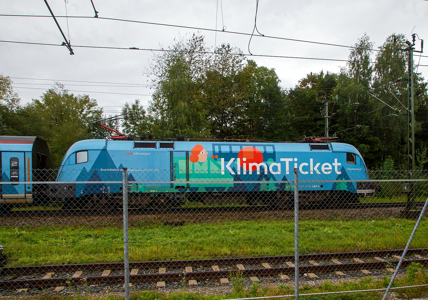 Der Taurus II ÖBB 1116 244 (A-ÖBB 91 81 1116 244.5) fährt am 11.09.2022 mit einem ÖBB Railjet durch Freilassing in Richtung München. Lok und Zug fahren in Ganzreklame für das  KlimaTicket Ö. 

Die Elektrische Universallokomotive vom Typ Siemens ES64U2  (Taurus II)  wurde 2004 von Siemens im TS Werk Linz unter der Fabriknummer 20965 gebaut und an die ÖBB (Österreichische Bundesbahnen) als 1116 244-3 geliefert. Sie hat die Zulassungen für Österreich, Deutschland, Schweiz und Tschechien

