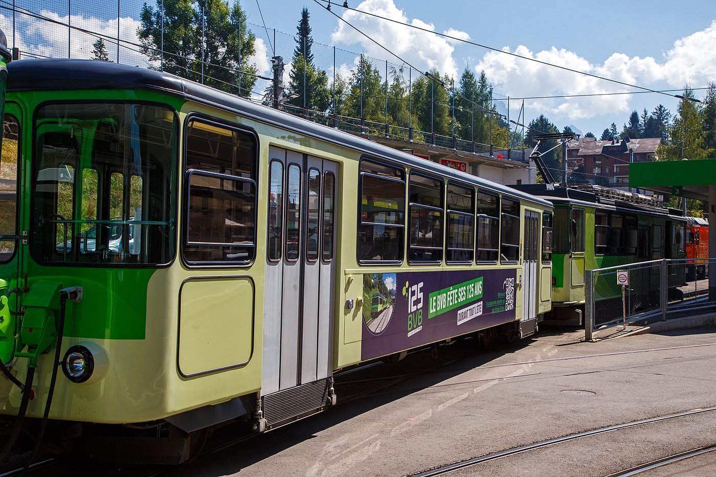 Der tpc 2. Klasse Personenwagen BVB B 62 (ex BV 54) trägt die Werbung warum wir u.a. dieses Wochenende (08 bis 10 September 2023) dorthin gefahren sind. 

Die TPC feiert 125 Jahre BVB! (Les TPC célèbrent les 125 ans du BVB!)
Im Jahr 2023 feiert der BVB-Zug (Bex – Villars – Bretaye) sein 125-jähriges Jubiläum! Zu diesem Anlass organisiert das TPC eine Reihe von Veranstaltungen, um Ihnen die Geschichte und den Charme dieser symbolträchtigen Linie der Waadtländer Alpen näher zu bringen oder wiederzuentdecken. Unteranderem gab es am 08. bis 10. September 2023 Tageskarten für das gesamte TPC-Netz für jeweils günstige 10,00 CHF/Tag und Person.

Hier fährt am 10. September 2023 der Gepäcktriebwagen BVB BDeh 4/4 82 mit dem BVB B 62 und dem Steuerwagen BVB Bt 64 von der Abstellgruppen zum Bahnsteig 3 in Villars-sur-Ollon (Départ Villars – Bretaye). Der Bahnsteig 3 in Villars-sur-Ollon ist speziell gesichert, für den Zugang muss man ein spezielles Ticket haben. Bei allen anderen Haltestellen, auf der durchgehenden 4,65 km langen Zahnradstrecke (System Abt), zum Col-de-Bretaye auf 1.808 m ü. M., sind dan frei zugänglich.

Der BVB B 62 hat ein Eigengewicht von 8,5 t, ein max. Dienstgewicht von 19 t, er bietet 48 Sitzplätze und 72 Stehplätze.  