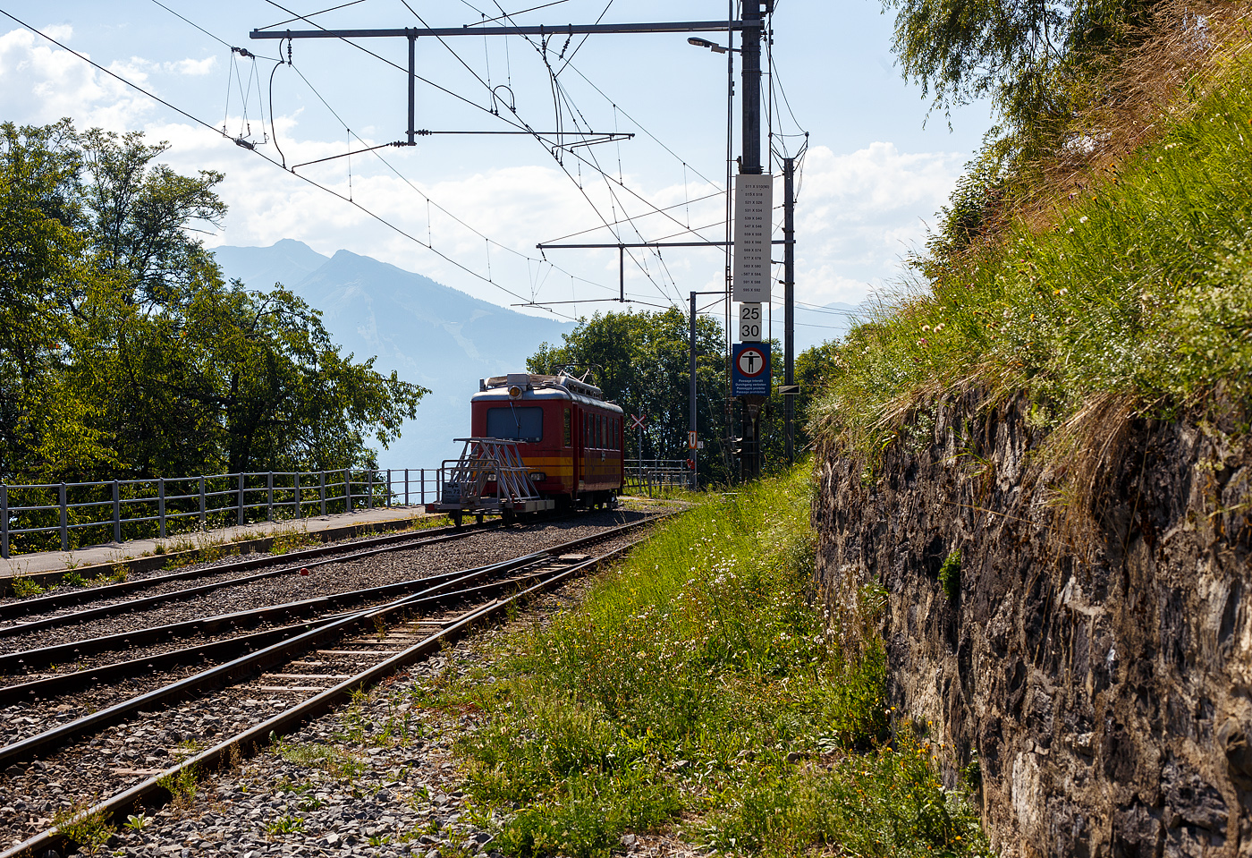 Der tpc BVB BDeh 2/4 „flèche“ (Pfeil) 24, für den gemischtem Adhäsions- und Zahnradbetrieb der Bex–Villars–Bretaye-Bahn, ist beim Bahnhof Gryon ,mit dem vorgestellten Fahrradtransport-Vorstellwagen BVB Om725, abgestellt, hier am 10.09.2023. 

Übrigens man kann diesen originalen Triebwagen für kleines Geld (für einen obligatorischen Preis kaufen. Da ist der Kaufpreis wohl der kleinere Anteil, die Verladung und der Abtransport sind da wohl die höhere Kosten. Die Transports Publics du Chablais muss leider die alten Zahnstangentriebwagen BDeh 2/4 „flèche,  wie diesen Nr. 24 (Baujahr 1941) sowie die Nr. 22 (Baujahr 1940), leider entsorgen, da diese durch modernere Fahrzeuge ersetzt wurden. So kann man diese Triebwagen als Verein, Museum aber auch als Einzelpersonen von der tpc erwerben. Die letzte Revision von dem Triebwagen war im Dezember 2009.
