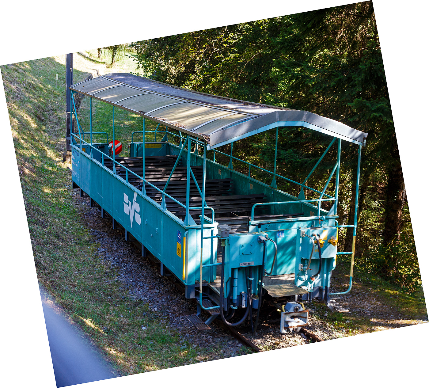 Der tpc BVB Sommerwagen By 881-9, ein vierachsiger Wagen mit einer Plattform, ist am 10 September 2023 bei Fontannaz-Seulaz abgestellt. Der Wagen wurde 1994 aus einem 1950 gebauten Wagen zum heutigen Sommerwagen umgebaut.

TECHNISCHE DATEN:
Spurweite: 1.000 mm
Typenbezeichnung: By
Eigengewicht: 8,3 t
Sitzplätze: 39 
Höchstgeschwindigkeit: 65 km/h (Adhäsion)
