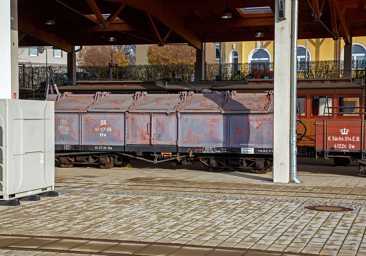 Der vierachsige 750 mm-Schmalspur G�terwagen (Klappdeckelwagen) mit Heberlein-Bremse, ex DR 97-27-06 KKw (Gattung KKw) am 07.12.2022 im Schmalspurbahnmuseum Radebeul der Stiftung S�chsische Schmalspurbahnen (SSB) im ehem. G�terboden, durch den Zaun fotografiert, das Museum ist z.Z. leider nicht ge�ffnet, daher auch leider verdeckt.

Der Wagen wurde 1930 vom Waggonfabrik Weimar AG gebaut, und war einst auf der Strecke Klingenberg-Comnitz-Frauenstein eingesetzt. Er ist heute im Bestand des Verkehrsmuseums Dresden.

TECHNISCHE DATEN:
Spurweite: 750 mm
Anzahl der Achsen: 4 (in 2 Drehgestellen)
Drehzapfenabstand: 4.700 mm
Achsabstand im Drehgestell: 1.300 mm
Ladel�nge: 8.000 mm
Leergewicht: 8.720 kg
Ladegewicht: 10.000 kg (Tragf�higkeit 10,5 t)
Ladefl�che: 13,5 m�


