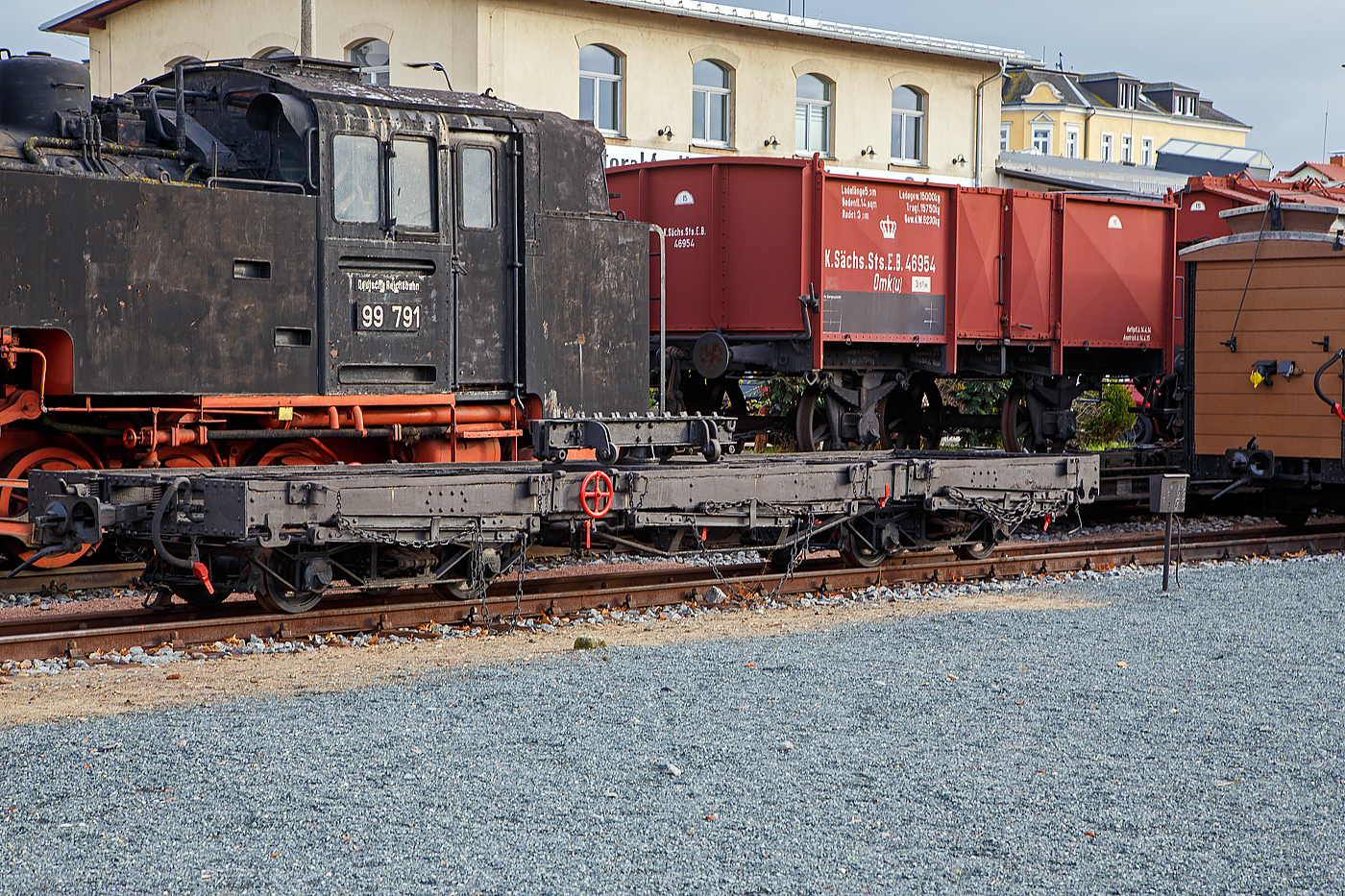 Der vierachsige 750 mm-Schmalspur Langholzwagen bzw. Drehschemelwagen, ex DR 97-25-20 der Gattung HH vom Traditionsbahn Radebeul e.V. abgestellt am 07.12.2022 beim Schmalspur-Bahnhof Radebeul Ost (Lößnitzgrundbahn).

Der Wagen wurde 1926 von der Waggonfabrik Zwickau gebaut, seit 2000 Eigentum des Vereins und war  zuletzt im Radebeuler Planbestand, ist z.Z. aber nicht betriebsfähig. Der kann einzeln als Flachwagen mit hoch gedrehten Rungen verwendet werden, oder für den Langholztransport werden zwei aneinander gekuppelt und das Langholz wird dann auf die Drehschemel mit Rungen geladen und gesichert. 
