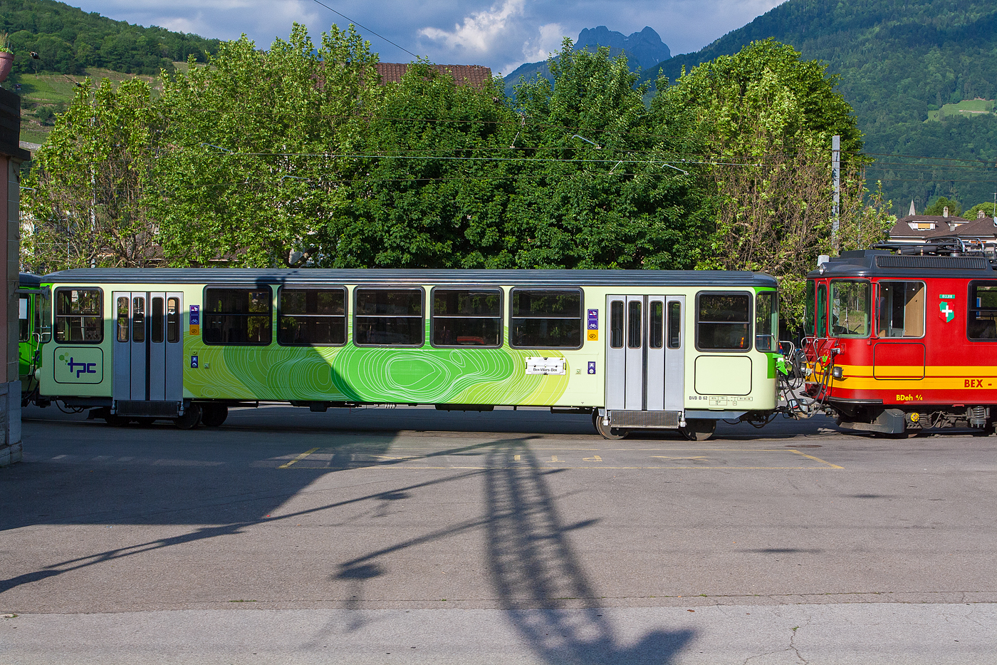 Der vierachsige Personenwagen (zweite Klasse) tpc BVB B 62, eingereiht in einem Pendelzug mit dem Triebwagen tpc BVB BDeh 4/4 82 „Ollon“, am 28 Mai 2012 beim Bahnhof Bex (Vorplatz). Bild aus einem SBB Zug heraus.

Der Zwischenwagen wurde 1976 als B 62 zu den BVB Triebwagen BDeh 4/4 81 und 82 (von SWP/SLM/SAAS) von SWP (Schindler Waggon AG) in Pratteln gebaut, die Elektrik ist von SAAS (Soci�t� Anonyme des Ateliers de S�cheron in Genf, sp�ter ABB).

TECHNISCHE DATEN des B 62:
Spurweite: 1.000 mm (Meterspur)
Achsanzahl: 4 (2´2´)
Zahnradsystem:  Abt (Bremszahnrad)
L�nge �ber Kupplung: 15.600 mm
Eigengewicht: 8,5 t
Max. Neigung : 200 ‰
H�chstgeschwindigkeit (Adh�sion): 40 km/h
H�chstgeschwindigkeit (Zahnrad): 20 km/h 
(Berg auf) / 15 km/h (Talfahrt)
Sitzpl�tze: 48 (in der 2.Klasse), bei 
Rev. 05.08 noch 40
Stehpl�tze: 72
Kupplung: +GF+-Kupplung
Bremse: Frein P-A
Revision: 05.16 (es kamen 8 Sitzpl�tze hinzu)