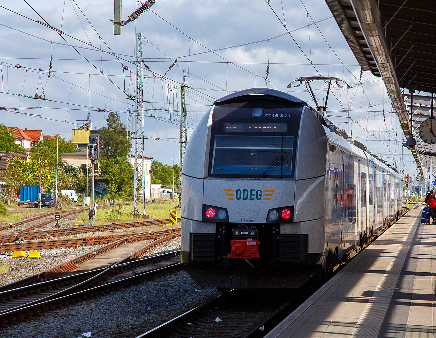 Der vierteilige Elektrotriebzug vom Typ Siemens Desiro MainLine (Desiro ML „CityJet“) 4746 803 / 4746 303 „Hansestadt  Strahlsund“ (A-ODEG 94 81 4746 303-8 / A-ODEG 94 81 4746 803-7) der ODEG - Ostdeutsche Eisenbahn GmbH verlässt am 14.05.2022 als RE 9 nach Sassnitz den Hbf Rostock. Der Triebzug wurde 2019 von der Siemens Mobility GmbH in Krefeld als dreiteiliger ET gebaut, da die sieben Fahrzeuge der ODEG aus der laufenden Produktion für die ÖBB stammen, und später um je eine 4. Wageneinheit verlängert. 

Der Elektrotriebzug Desiro MainLine (Desiro ML) ist ein aus Einzelwagen modular aufgebauter Triebzug aus dem Hause Siemens. Die Fahrzeuge ähneln der deutschen Baureihe 460. Der Fahrgastraum verfügt über eine gesteuerte LED-Beleuchtung, die sich den Tages- und Lichtverhältnissen anpasst. Die Frischluftzufuhr wird automatisch in jedem Wagen über eine Heizungs-, Klima- und Lüftungsanlage (HKL) mit CO²-Sensoren gemäß der Auslastung reguliert. Separate Mehrzweckbereiche ermöglichen die Mitnahme von 36 Fahrrädern im Zug. Es besteht ein barriere- bzw. rampenfreier Zugang zum Universal-WC. Alle Einstiege erhalten einen tiefliegenden Schiebetritt und am letzten Einstieg je eine Spaltüberbrückung.

Im Jahr 2019 entschloss sich die Ostdeutsche Eisenbahn GmbH zur Beschaffung von Neufahrzeugen im Hinblick auf einen möglichen Einsatz auf dem Teilnetz Ostseeküste-Ost der Verkehrsgesellschaft Mecklenburg-Vorpommern. Hierzu bestellte Alpha Trains bei Siemens Mobility sieben vierteilige Desiro-ML-Triebzüge, die an die ODEG verleast wurden. Gemäß Angaben der Österreichischen Bundesbahnen erfolgte im Jahr 2019 eine gemeinsame Bestellung, durch den Auftrag der ODEG spare die ÖBB bei ihrer Bestellung von 24 Triebzügen einen siebenstelligen Euro-Betrag. Damit die ODEG den Betrieb der Regionalexpresslinien ab 15. Dezember 2019 sicherstellen konnte, wurde im Gegenzug eine Vermietung von sechs ÖBB-Triebwagen der Baureihe 4746 an die ODEG für vier Monate vereinbart. Dies betraf die Triebzüge 4746 051 bis 056.

Der erste Triebzug durchlief im Dezember 2019 die Inbetriebsetzungsphase. Der erste Triebwagen der ODEG wurde Ende Januar 2020 abgenommen und ging kurz danach in den Fahrgasteinsatz. Da die Fahrzeuge aus der laufenden Produktion für die ÖBB stammen, wurden sie zunächst dreiteilig ausgeliefert, die Verlängerung auf vier Wagen wurde 2021/2022 durchgeführt. Die Triebzüge haben wie alle Fahrzeuge der Baureihe 4746 eine Ausstattung für den Betrieb unter 25 kV, 50 Hz ~ und 15 kV, 16,7 Hz ~ erhalten.

Die Ausstattung der Innenräume entspricht jenem der ÖBB-Einheiten. Die Sitze des Typs Borcad GENIO sind hierbei jedoch einfarbig in grau gehalten.

Die Reihen 4744 und 4746 der ÖBB - Österreichischen Bundesbahnen und der Raaberbahn sowie die Baureihe 4746 der ODEG - Ostdeutschen Eisenbahn sind elektrische Triebwagen, die seit Dezember 2015 vom Hersteller Siemens Mobility ausgeliefert werden. Sie wurden auch unter dem Namen ÖBB Cityjet bzw. Raaberbahn Ventus bekannt. Obwohl die Züge von unterschiedlichen Eisenbahnverkehrsunternehmen betrieben werden, sind sie innerhalb ihrer Reihe exakt baugleich. 

Die Reihe 4744 wurde für den Regionalverkehr und S-Bahn-Systeme außerhalb von Wien und die Reihe 4746 für den Betrieb bei der S-Bahn Wien entwickelt, letztere weist pro Seite zwei Türen mehr auf. Obwohl für den Einsatz in Deutschland bestimmt, gehören auch die von der ODEG geleasten Triebzüge der Baureihe 4746 an und sind in Österreich registriert.

TECHNISCHE DATEN:
Spurweite:1.435 mm
Achsfolge: Bo‘Bo‘+2‘2‘+2‘2‘+Bo‘Bo‘
Länge (über Kupplung): 101.428 mm
Drehzapfenabstand: 16.240 mm
Achsabstand im Drehgestell: 2.300 mm
Antriebsleistung: 2.600 kW 
Höchstgeschwindigkeit: 160 km/h 
Eigengewicht: 184 t
Anfahrbeschleunigung1,0 m/s² (0.77 m/s² im Batterie-Modus)
Stromsystem: 15 kV 16,7 Hz AC / 25 kV, 50 Hz AC
Fußbodenhöhe: 600 mm
Fahrgastkapazität: 324 Sitzplätze, 335 Stehplätze, 36 Fahrradstellplätze 
Max. Achslast: kleiner 17 t