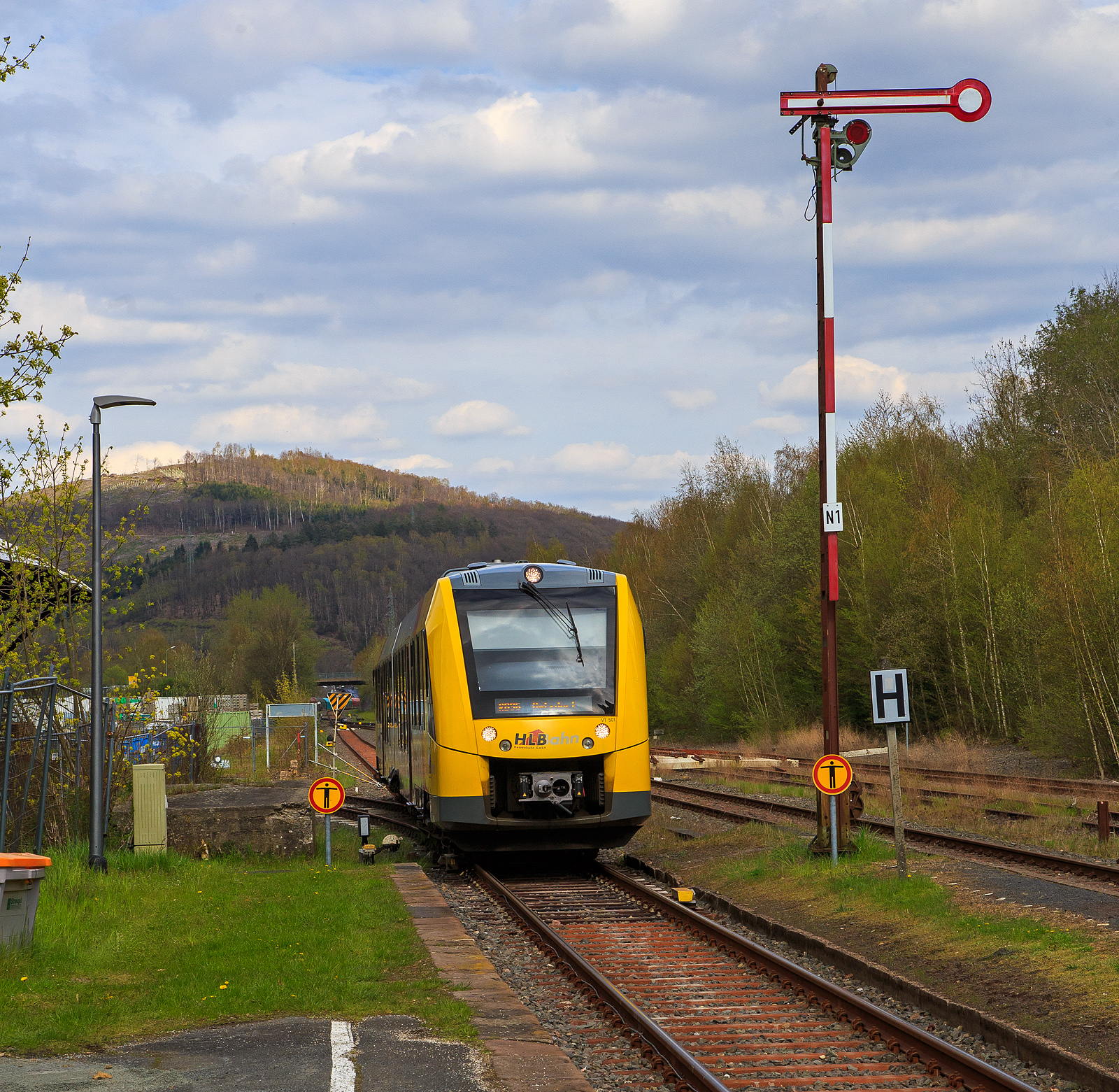 Der VT 501 (95 80 1648 101-1 D-HEB / 95 80 1648 601-0 D-HEB) der HLB (Hessische Landesbahn GmbH), ein Alstom Coradia LINT 41 der neuen Generation, erreicht am 27.04.2023 Bahnhof Herdorf. Er f�hrt als RB 96  Hellertalbahn  Neunkirchen/Siegerland – Betzdorf, wobei derzeit noch der Hp K�nigstollen (Herdorf) Endstation f�r den LINT 41 ist. Zwischen dort und Betzdorf (Sieg) gibt es dann nur SEV. 

F�r die 1,5 km vom Bahnhof Herdorf bis zur n�chsten Station K�nigstollen, kostest ein Einzelfahrschein horrende 2,10 � (f�r mich mit BahnCard immer noch 1,60 �). Das schreckt schon ab.  
