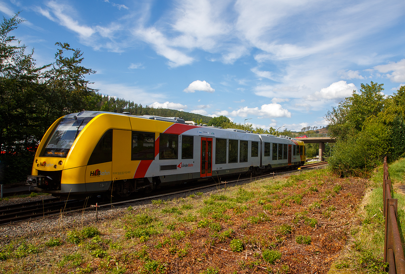 Der  VT 502 (95 80 1648 102-9 D-HEB / 95 80 1648 602-8 D-HEB) ein Alstom Coradia LINT 41 der neuen Generation der HLB (Hessische Landesbahn GmbH) erreicht am 12.07.2023 bald den Bahnhof Herdorf. Er fährt als RB 96 Hellertalbahn (Dillenburg – Haiger - Neunkirchen - Herdorf – Betzdorf/Sieg).