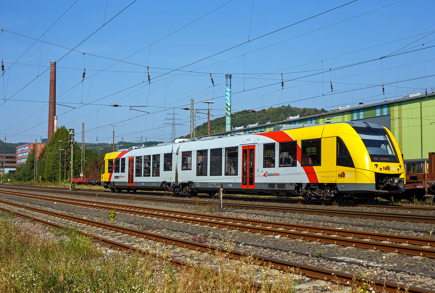 Der VT 502 (95 80 1648 102-9 D-HEB / 95 80 1648 602-8 D-HEB) ein Alstom Coradia LINT 41 der neuen Generation der HLB (Hessische Landesbahn GmbH) fährt am 05 September 2024, als RB 90  Westerwald-Sieg-Bahn  (Altenkirchen/Westerwald - Au/Sieg - Betzdorf/Sieg – Siegen – Kreuztal), durch Siegen-Geisweid und erreicht bald den Bahnhof Siegen-Geisweid.

Der LINT 41 wurde von ALSTOM Transport Deutschland GmbH (vormals LHB) in Salzgitter-Watenstedt unter der Fabriknummer D041418-002 gebaut und im Juli 2015 die HLB für den Standort Siegen ausgeliefert.
